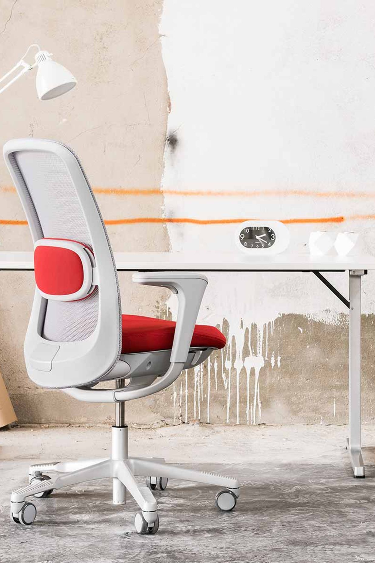 The HÅG SoFi mesh version comes with adjustable lumbar support, available with a matching or different fabric covering.