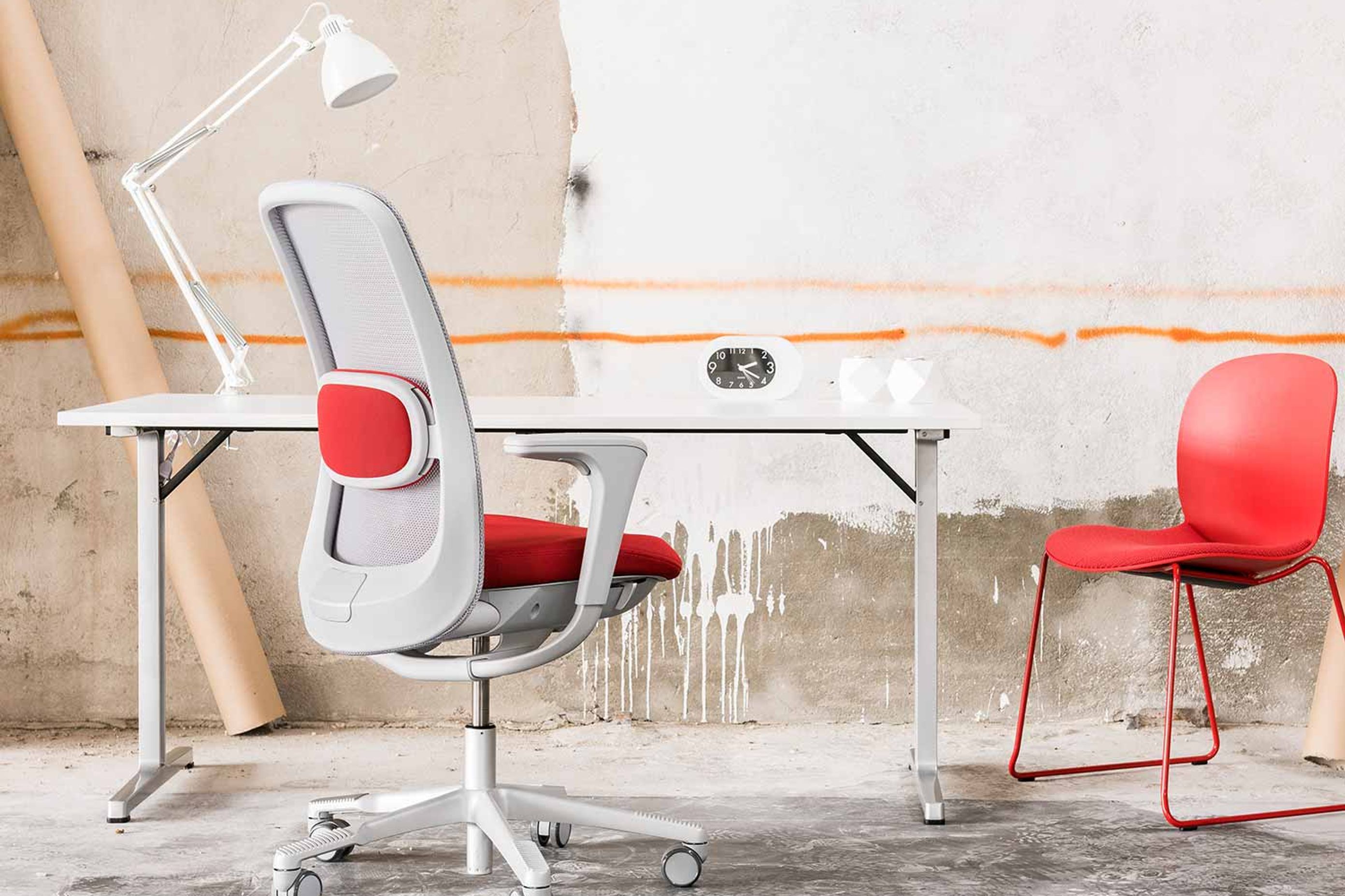 The HÅG SoFi mesh version comes with adjustable lumbar support, available with a matching or different fabric covering.