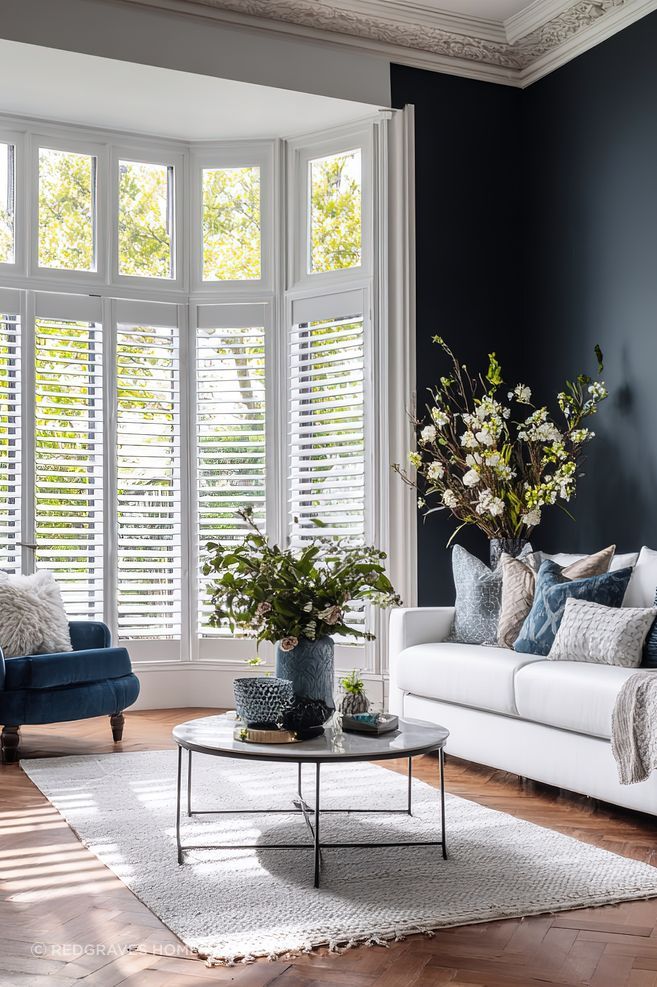 imgi4u4174536356Modernloungewithfull-heightwhiteshutterslig28253daa-de5b-4353-ad99-d83a2e68303601.jpeg