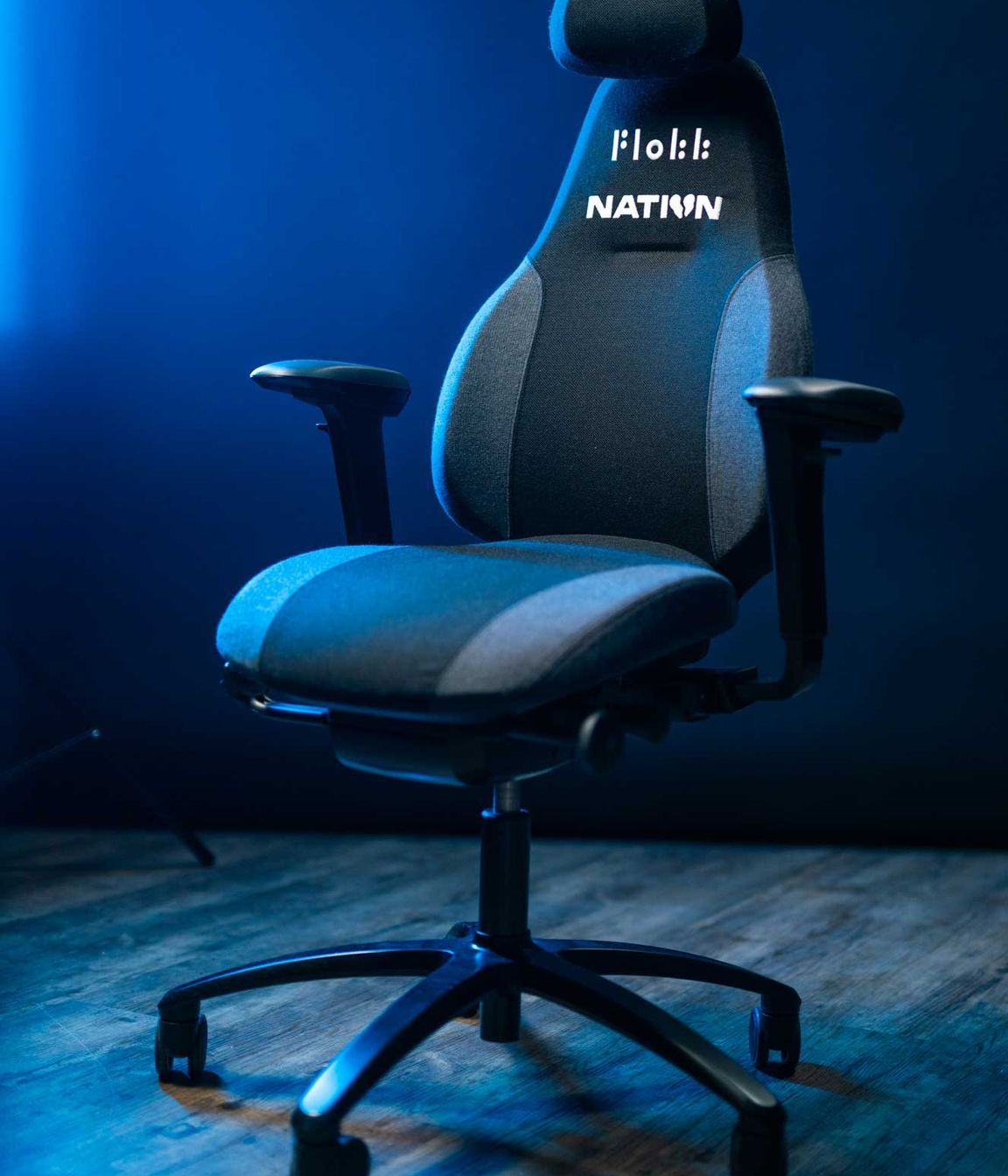 The RH Mereo is all about maximum performance combined with easy-to-use controls, making it the perfect gaming chair for shared gaming environments.