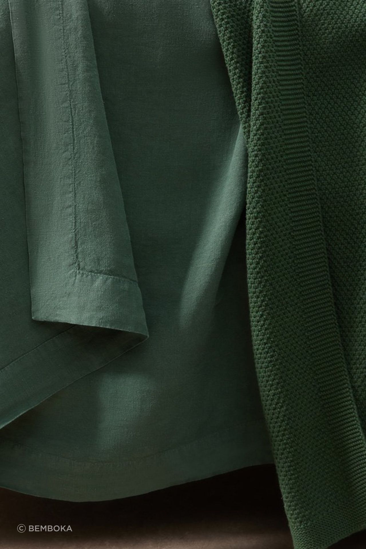 moss-stitch-cotton-blanket-in-forest-green-colour-with-linen-sheeting-landscape.jpg