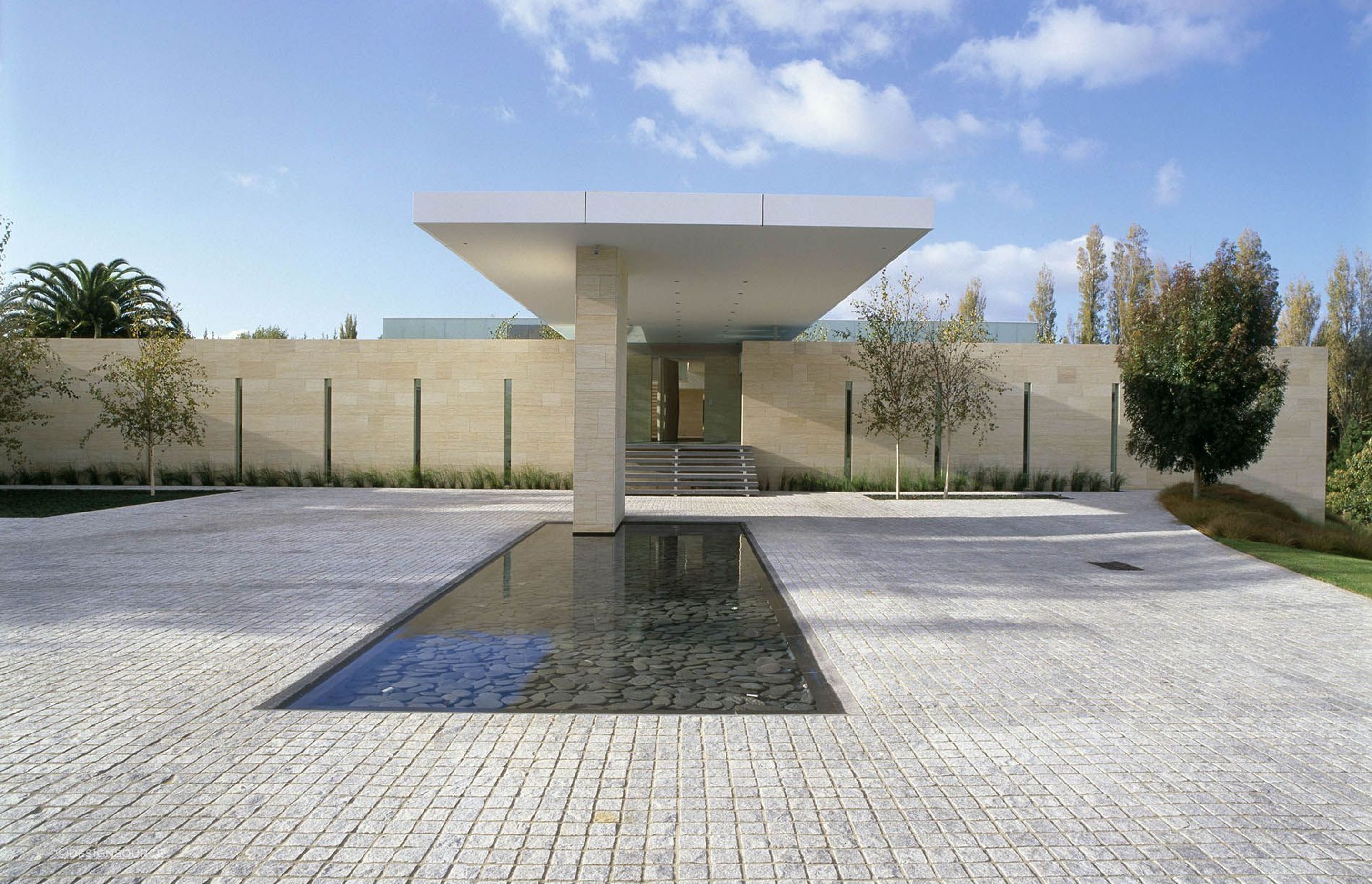 The warm earthy tones of Niwala Spanish Sandstone Cladding, matched perfectly here with granite cobblestones.