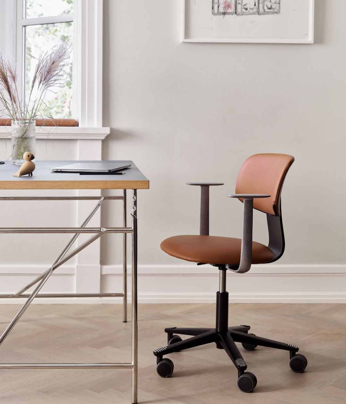 HÅG Tion is designed for disassembly, using no glues with all components replaceable with easy-to-find tools. Featured: HÅG Tion 2160 in Tumbled/Black, with textile Cognac 33004 by Elmosoft