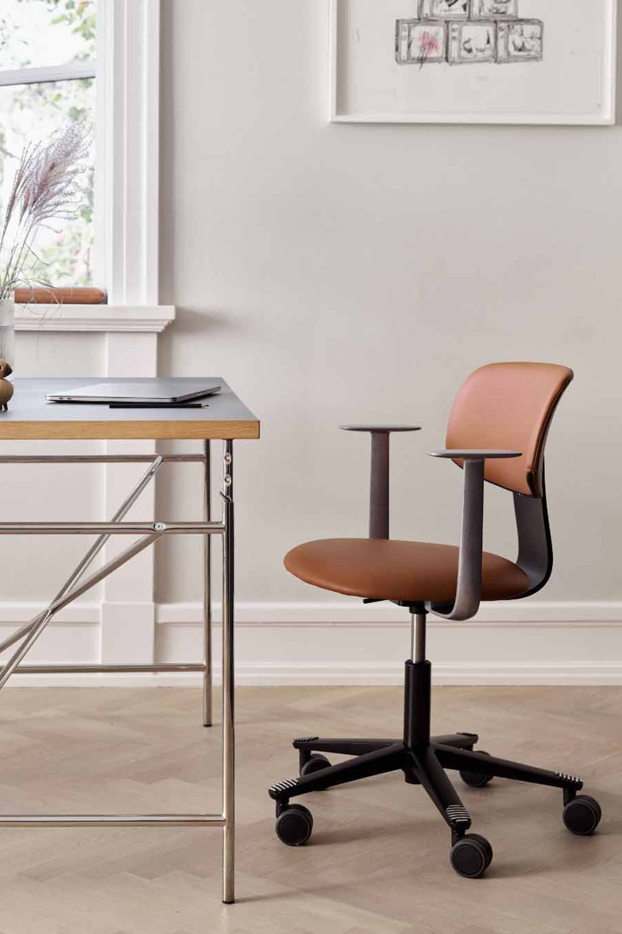 HÅG Tion is designed for disassembly, using no glues with all components replaceable with easy-to-find tools. Featured: HÅG Tion 2160 in Tumbled/Black, with textile Cognac 33004 by Elmosoft