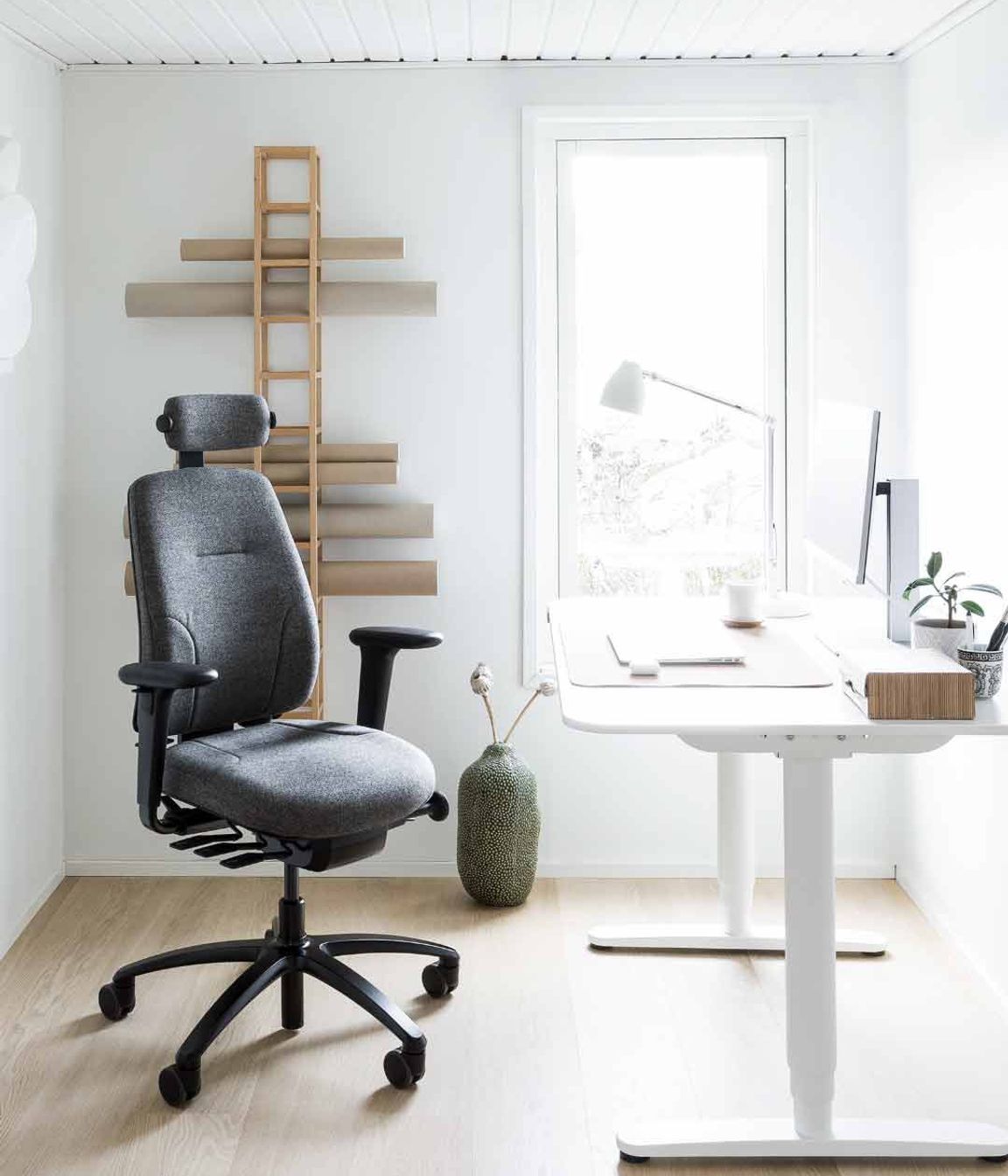 The RH Logic chair comprises 69% recycled plastic, 19% recycled steel and 94% recycled aluminium | Featured: RH Logic 200 with Melange Nap 171 by Kvadrat