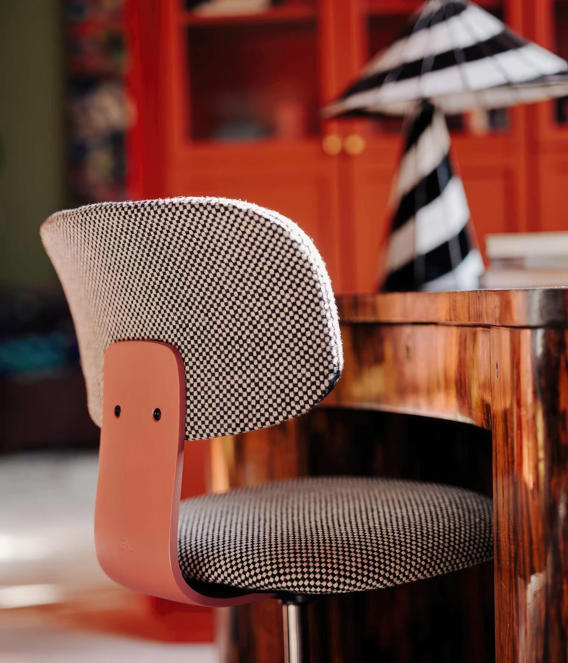 Featured: HÅG Tion 2160 in Blush/Moss, with textile Sisu 165 (black/white) by Kvadrat