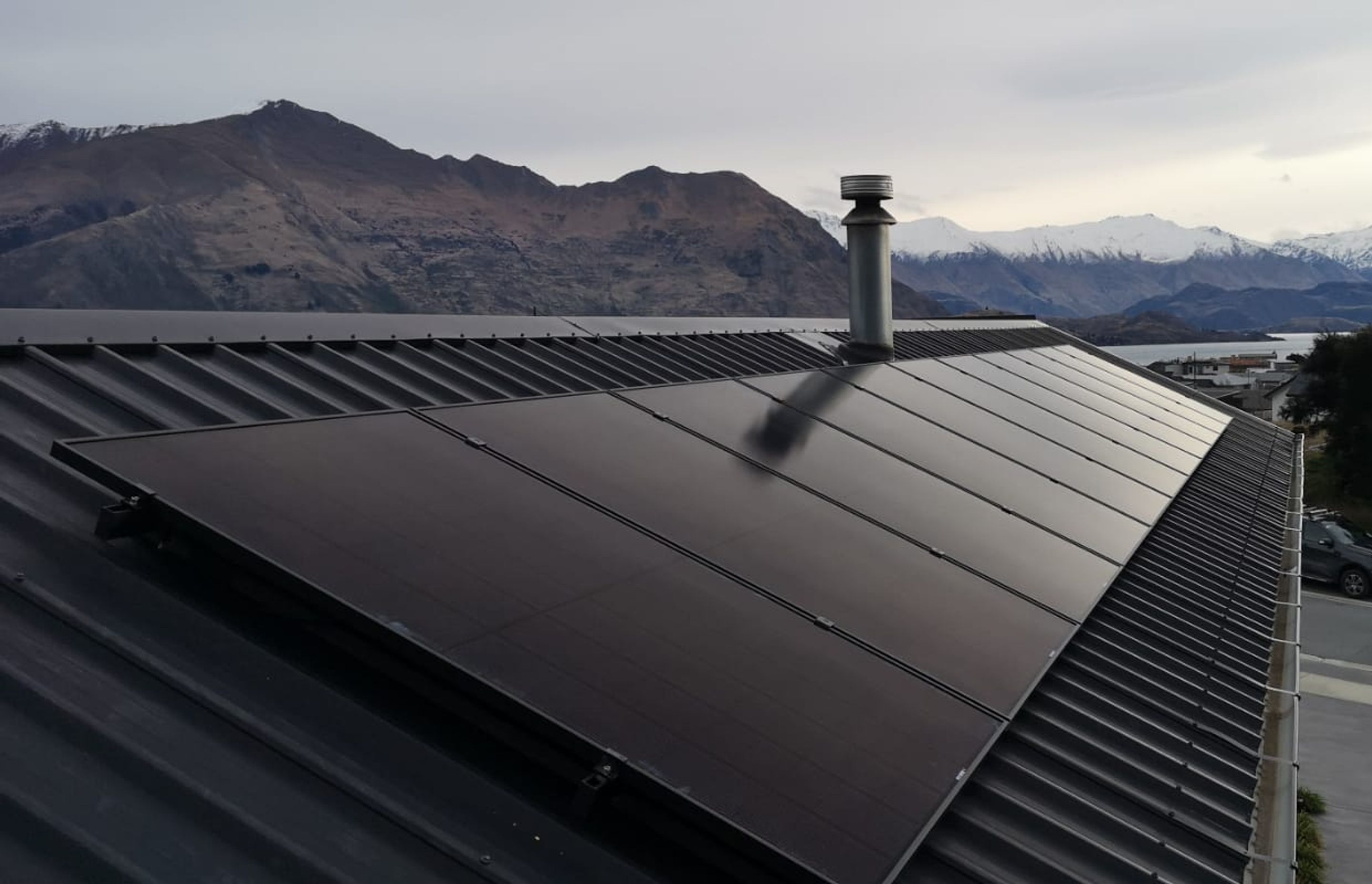 Infinite Energy specifies solar panels by REC and Hyundai as both companies offer pure black panels, which create a more streamlined aesthetic in line with modern architecture.
