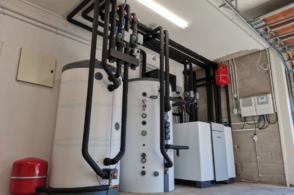 The geothermal hydronic heating heat pump system installed at the Pumpkin Hill House, comprising (from right) a WPF 35 heat pump, 700l buffer tank and 800l instantaneous hot water tank.
