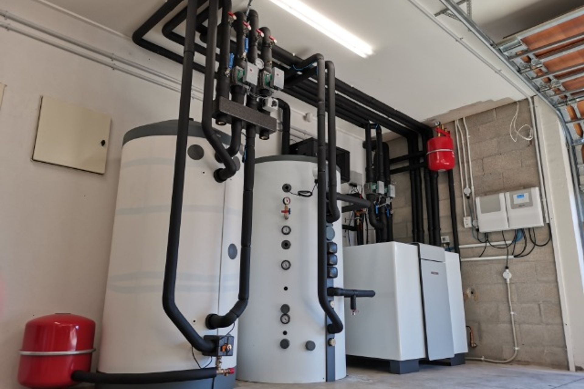 The geothermal hydronic heating heat pump system installed at the Pumpkin Hill House, comprising (from right) a WPF 35 heat pump, 700l buffer tank and 800l instantaneous hot water tank.
