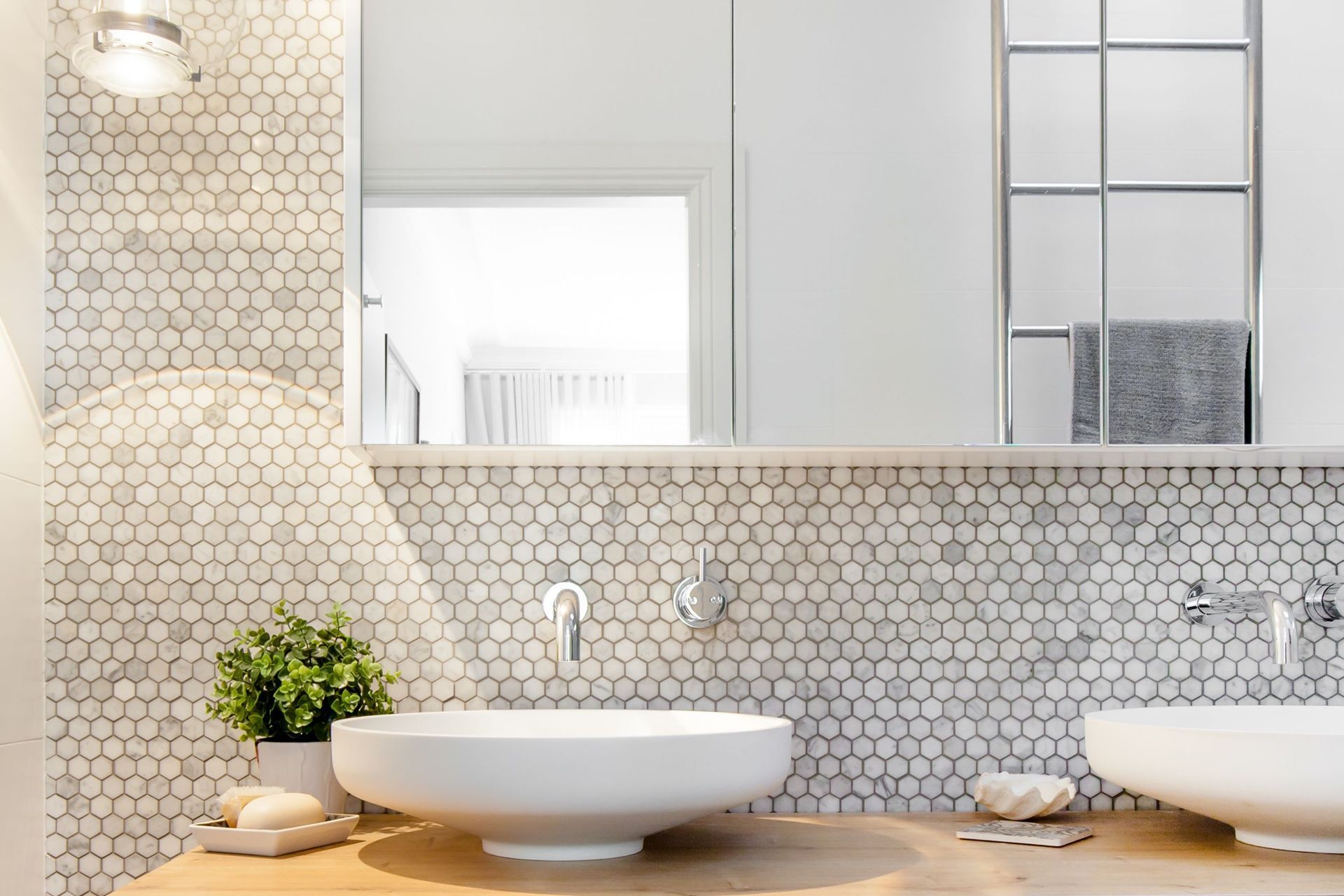 Mirrored cabinets in the Turramurra Bathroom by Jim Wilson Constructions - Photography: Jamie Caputo