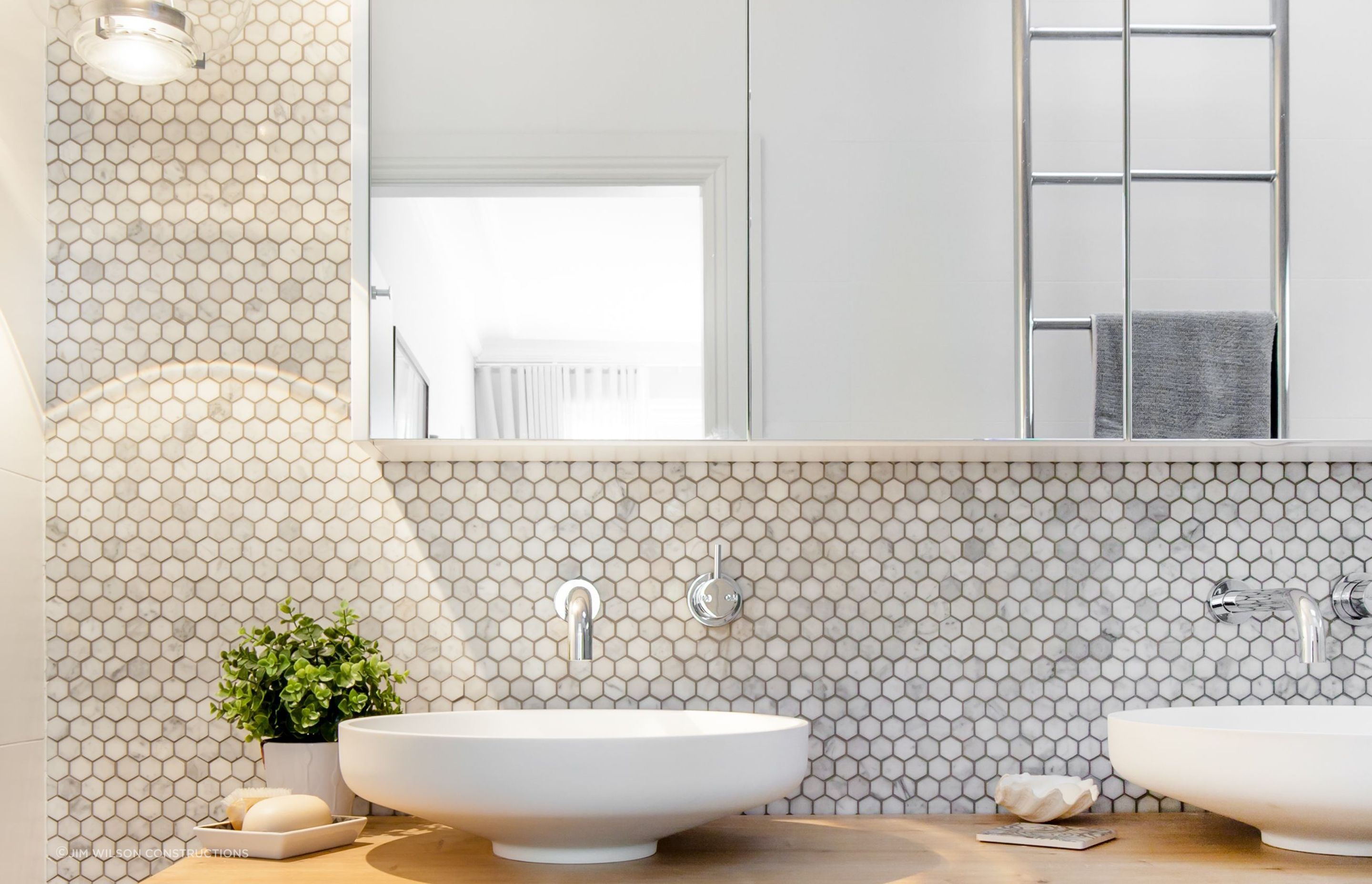 Mirrored cabinets in the Turramurra Bathroom by Jim Wilson Constructions - Photography: Jamie Caputo