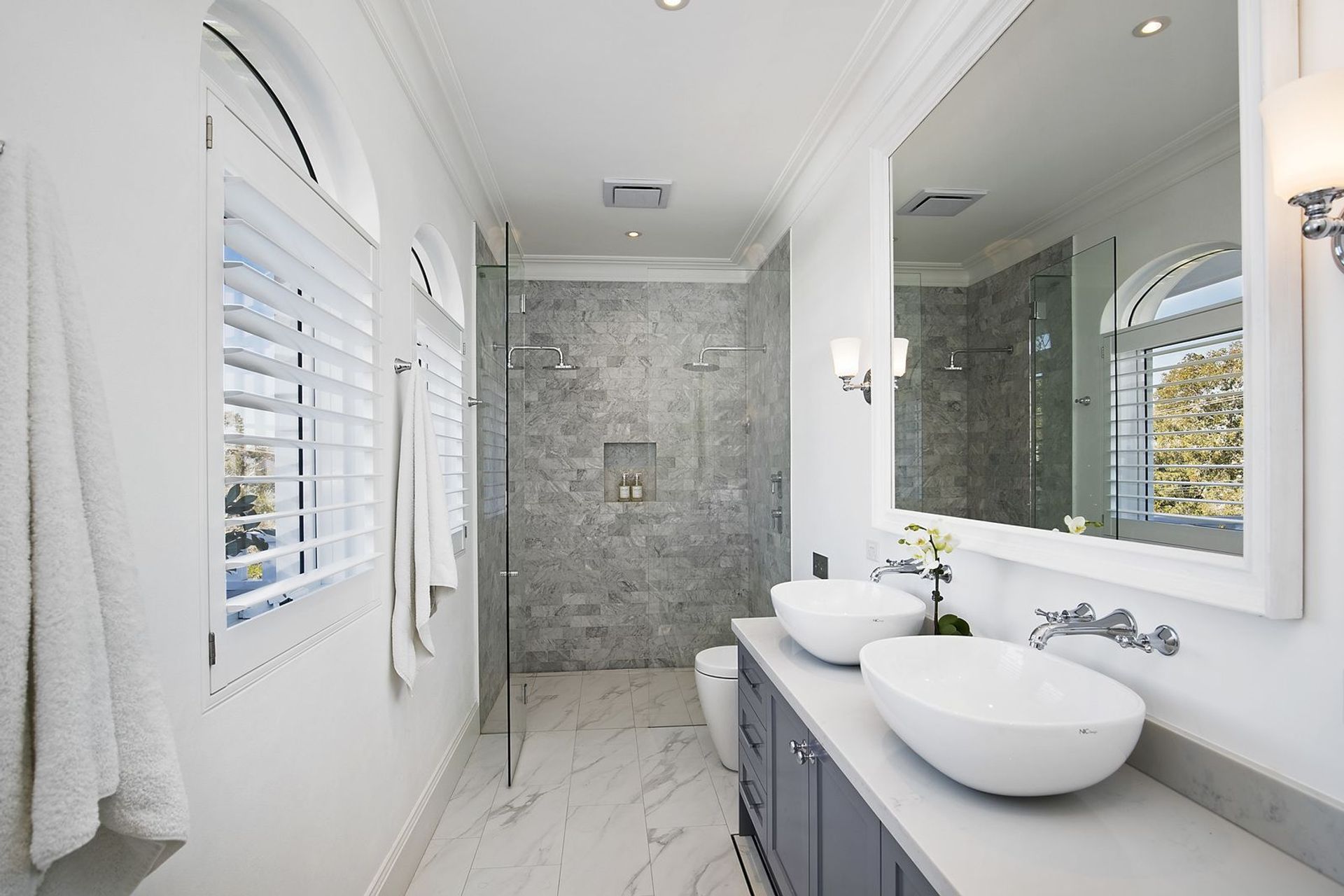 Beautiful large mirror reflects natural light wonderfully at Collaroy 2