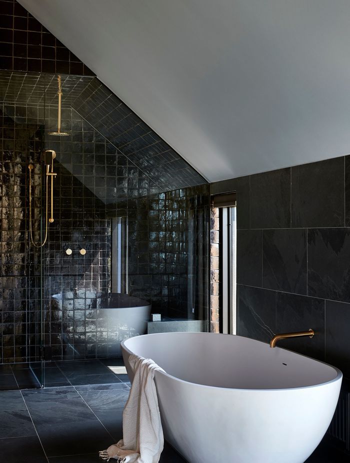 An oversized glass shower at Flinders Residence | Photography by Shannon McGrath