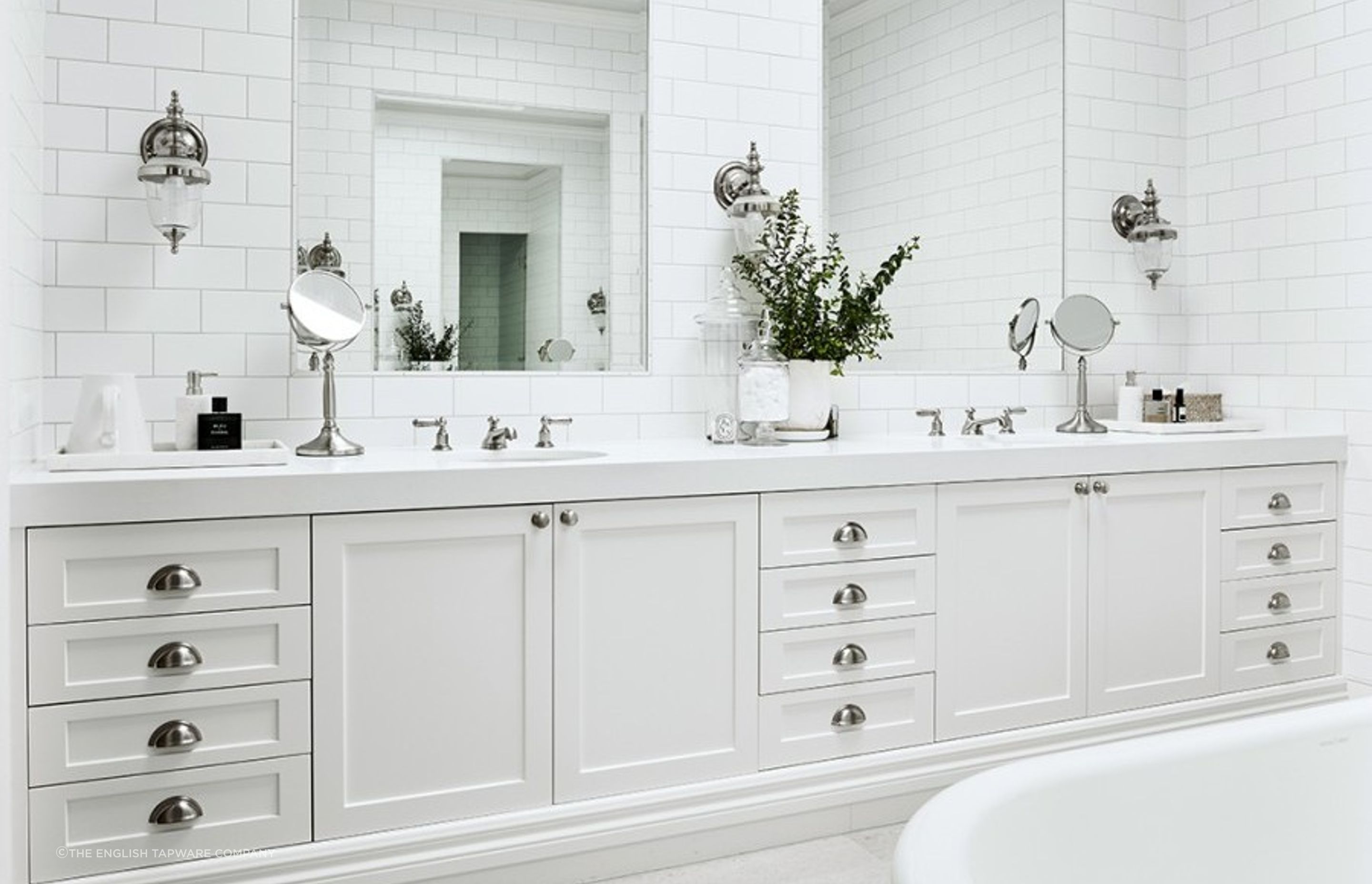 The timeless white bathroom at Eaglemont Residence - Photography: Alex Reinders