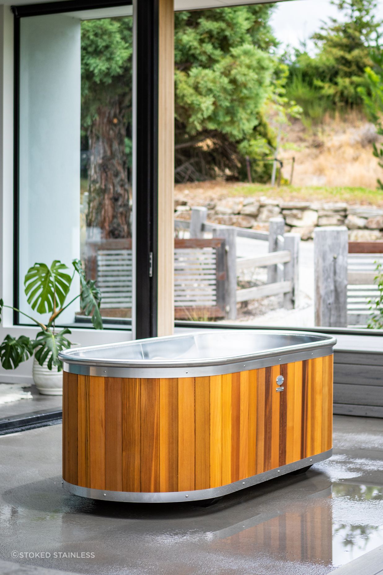 Stoked stainless bathtub