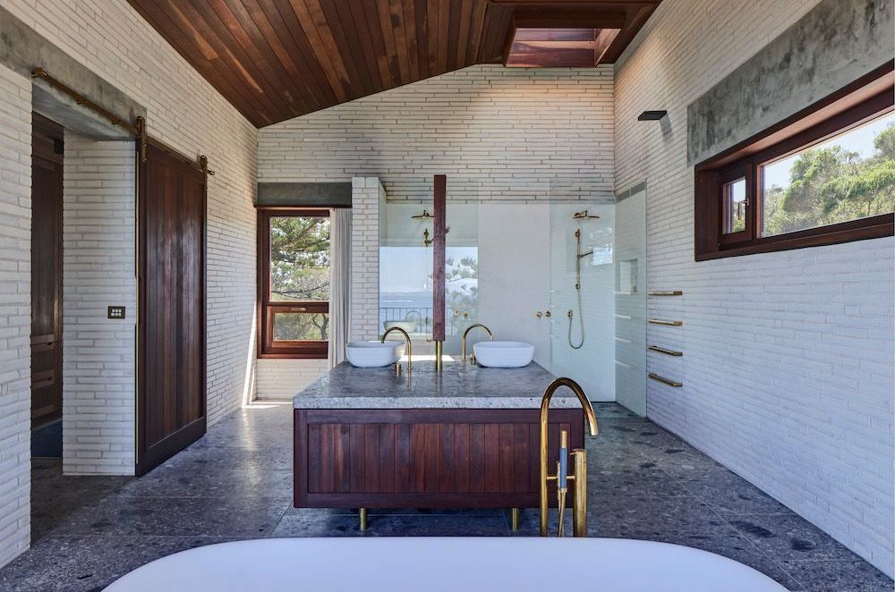 The large and lavish bathroom at Bangalley Home