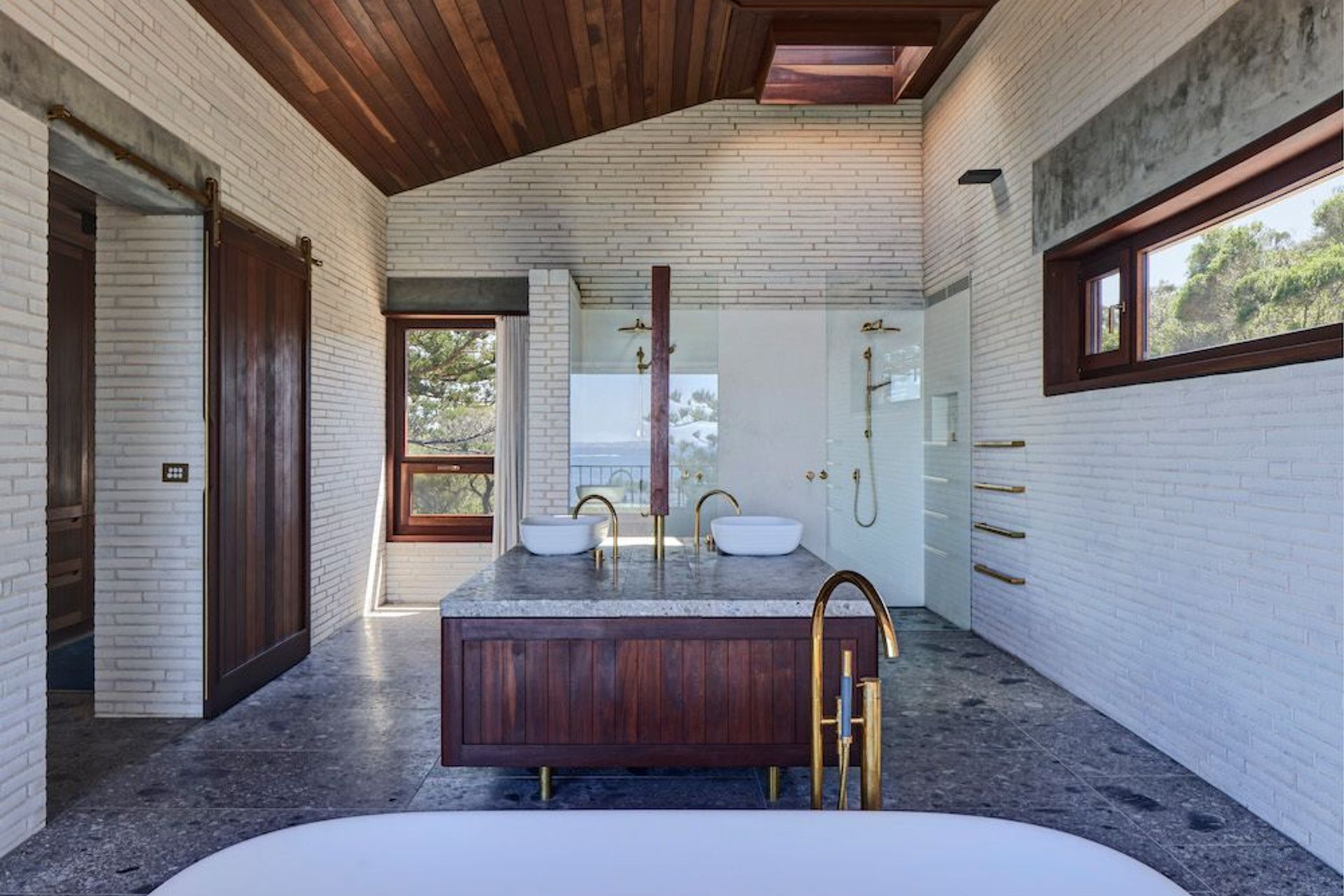 The large and lavish bathroom at Bangalley Home