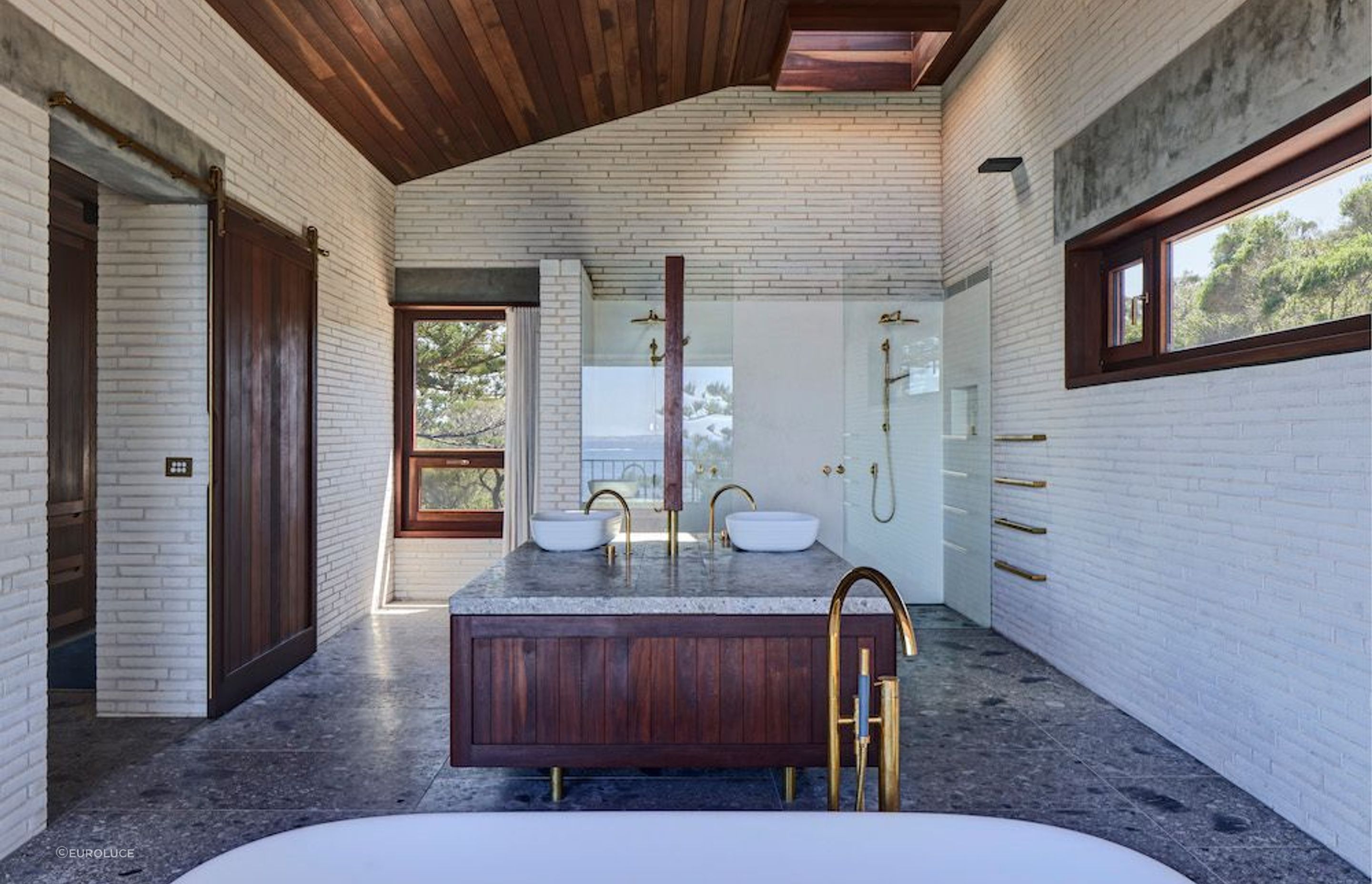 The large and lavish bathroom at Bangalley Home