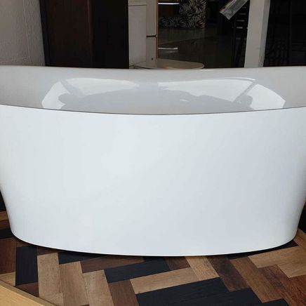 European Composite Bath Delivers Elegance and Practicality