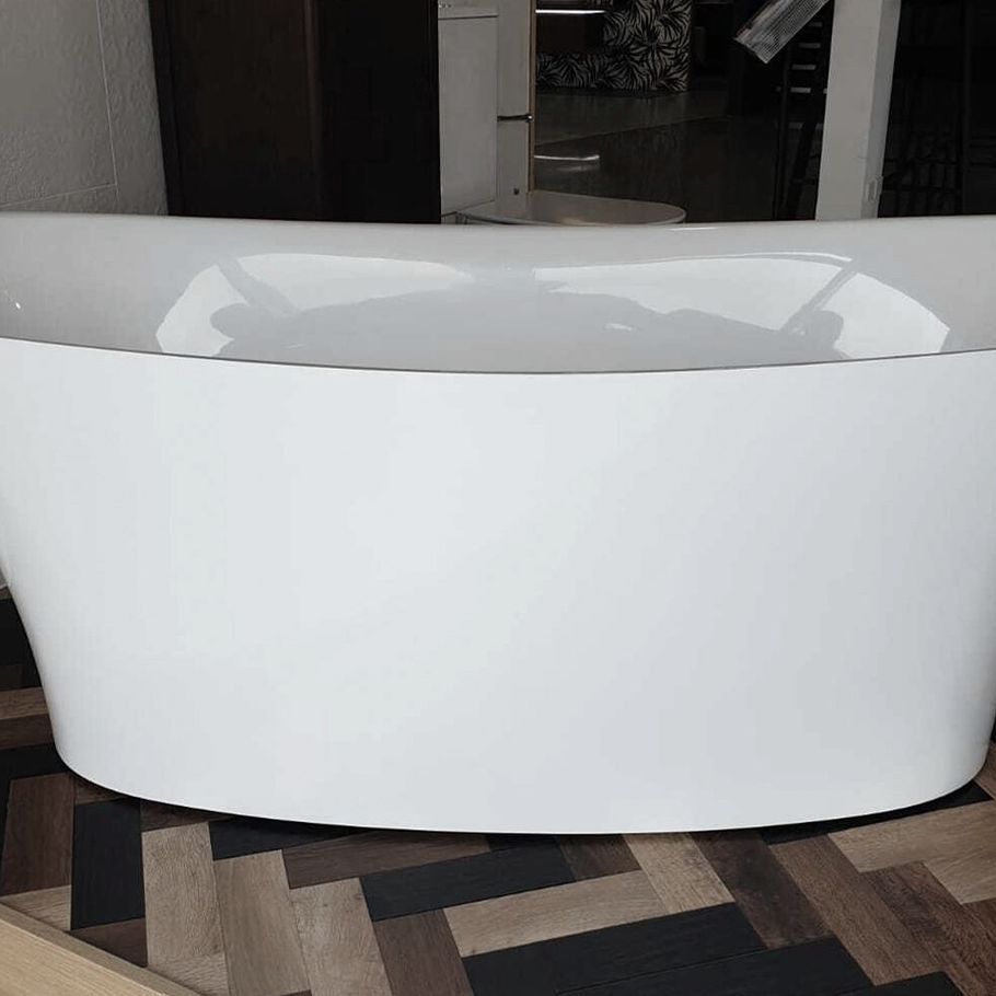 European Composite Bath Delivers Elegance and Practicality