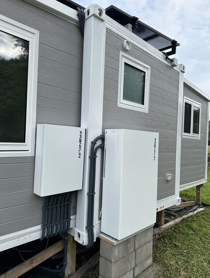 The FranklinWH aGate intelligent controller and aPower solar battery were installed by Jasper as part of this residential solar system.