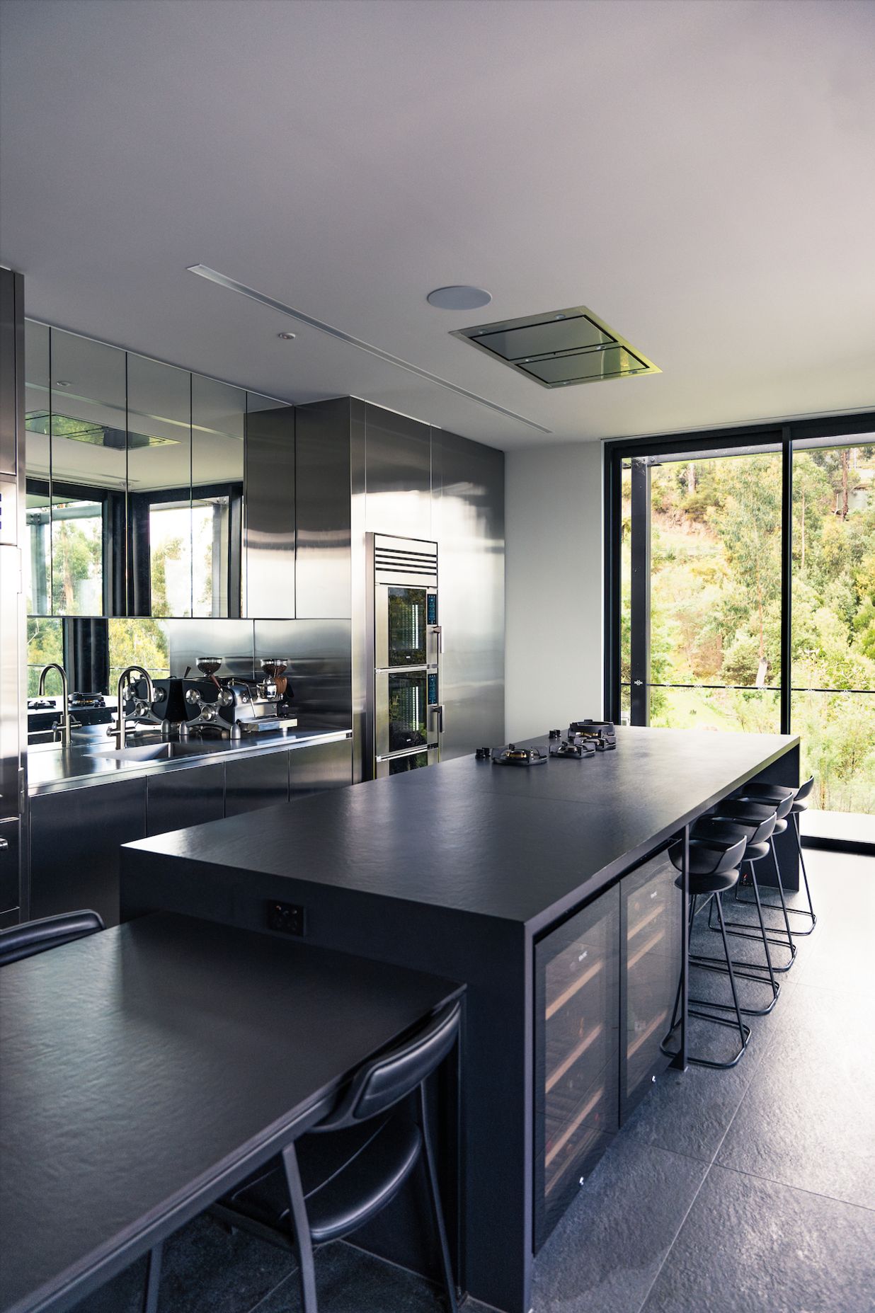 The SuperOven features an integrated hood that efficiently eliminates odours and vapours, ensuring a fresh kitchen environment. Its automatic washing system simplifies post-cooking clean-up, saving you valuable time for more enjoyable activities.