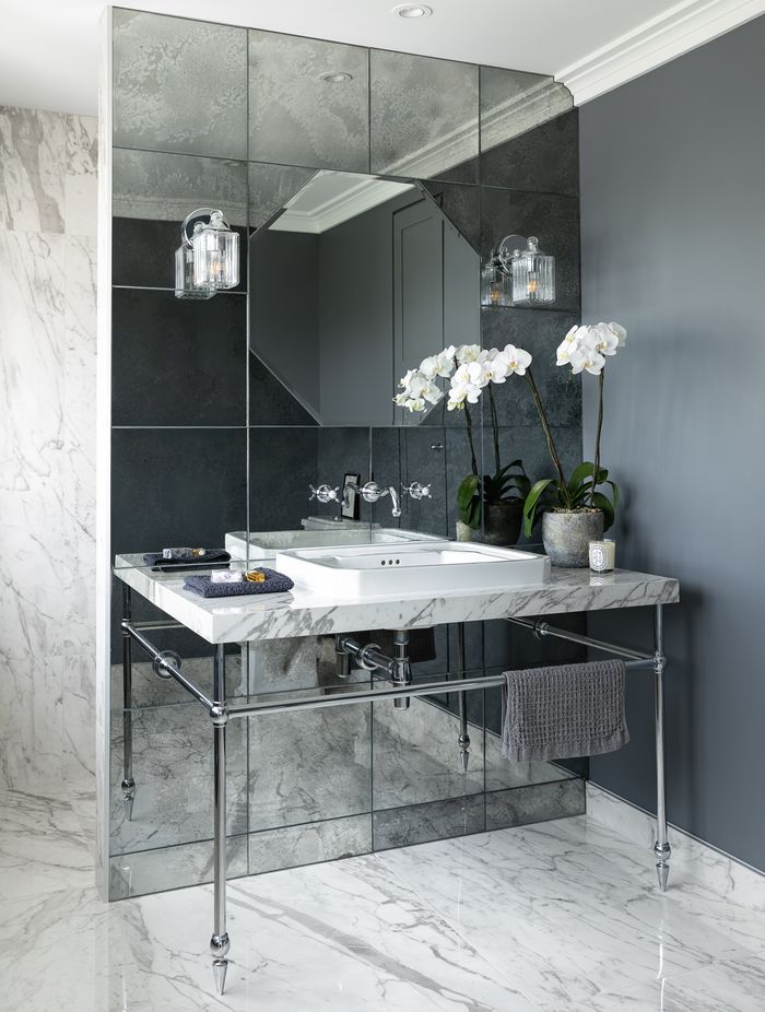 Du Bois Design worked with Image Glass to create a bespoke antique mirrored wall with an inset octagonal beveled mirror. Image credit: Michelle Weir.
