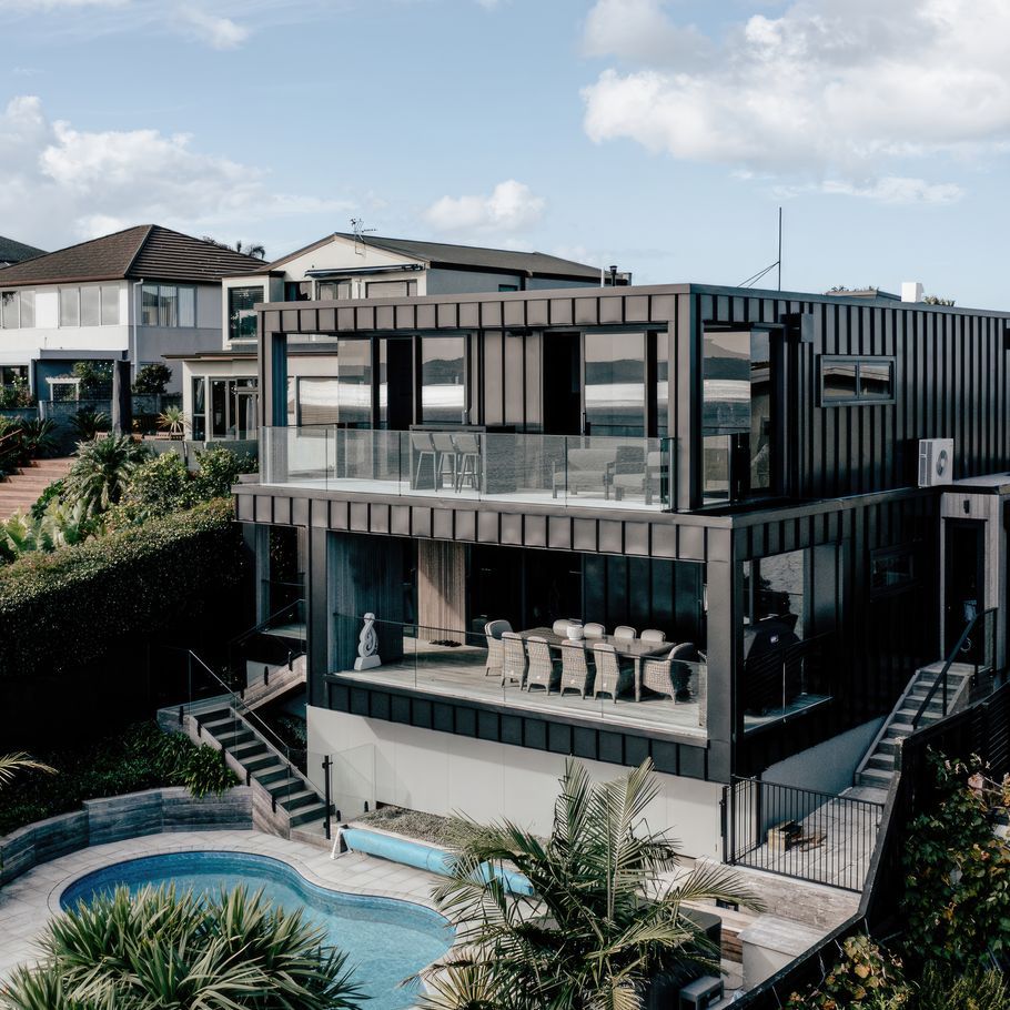 A clifftop oasis: the Whangaparāoa new-build that dazzles from on high