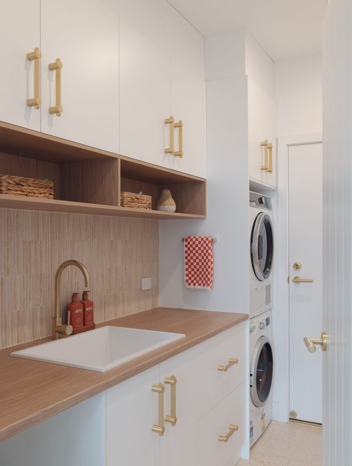 Nestled along the sun-kissed shores of South Australia’s Fleurieu Peninsula, the Elliot Avenue project features Perini Tiles throughout, including Curve Mini Marble Tiles in Crema Trav in the laundry.