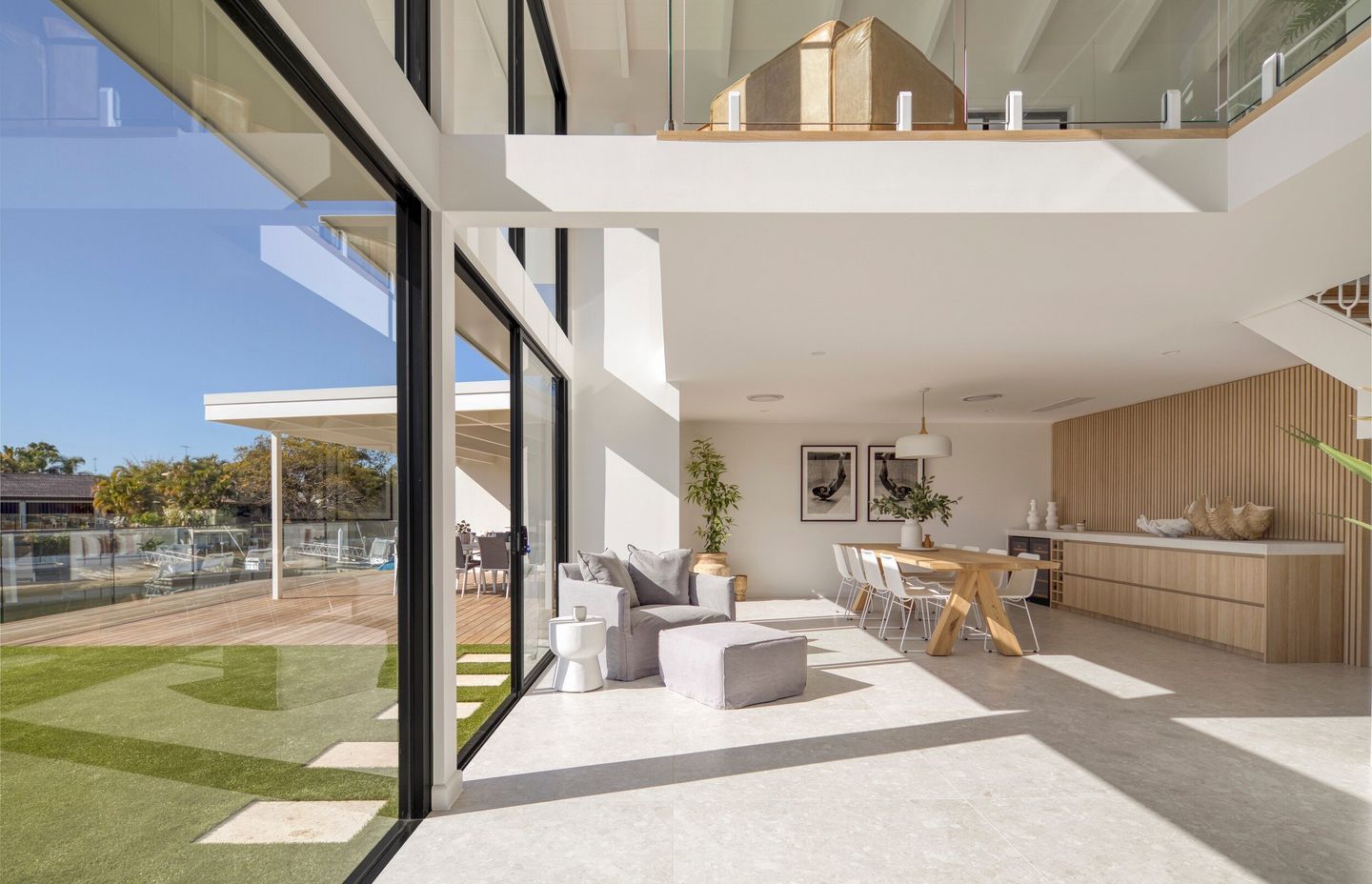 Broadbeach Waters Residence by Studio Snell | Photography by Kristian Van Der Beek