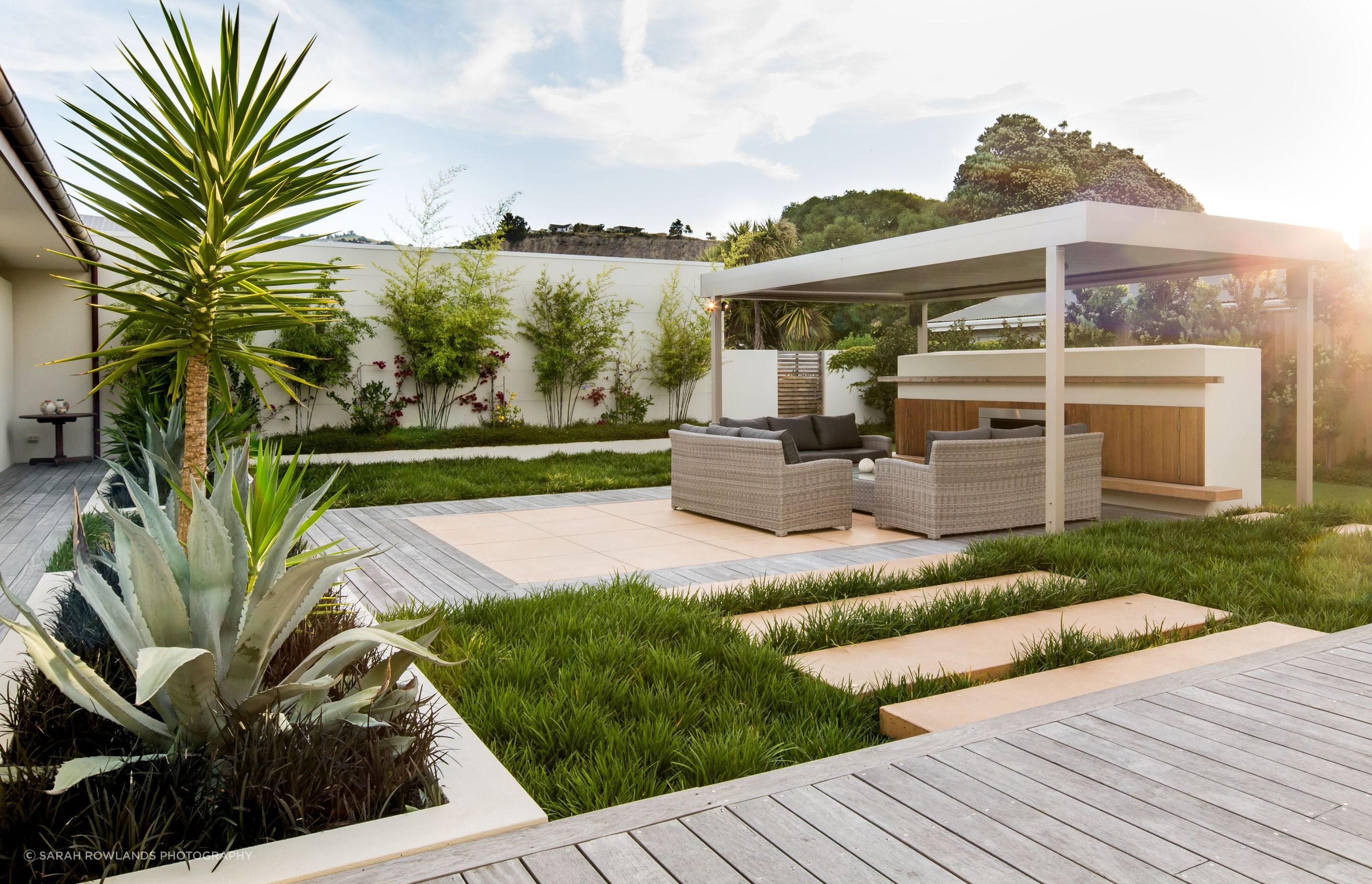 A courtyard-like design with privacy for relaxing and entertaining in comfort. | Photography: Sarah Rowlands Photography