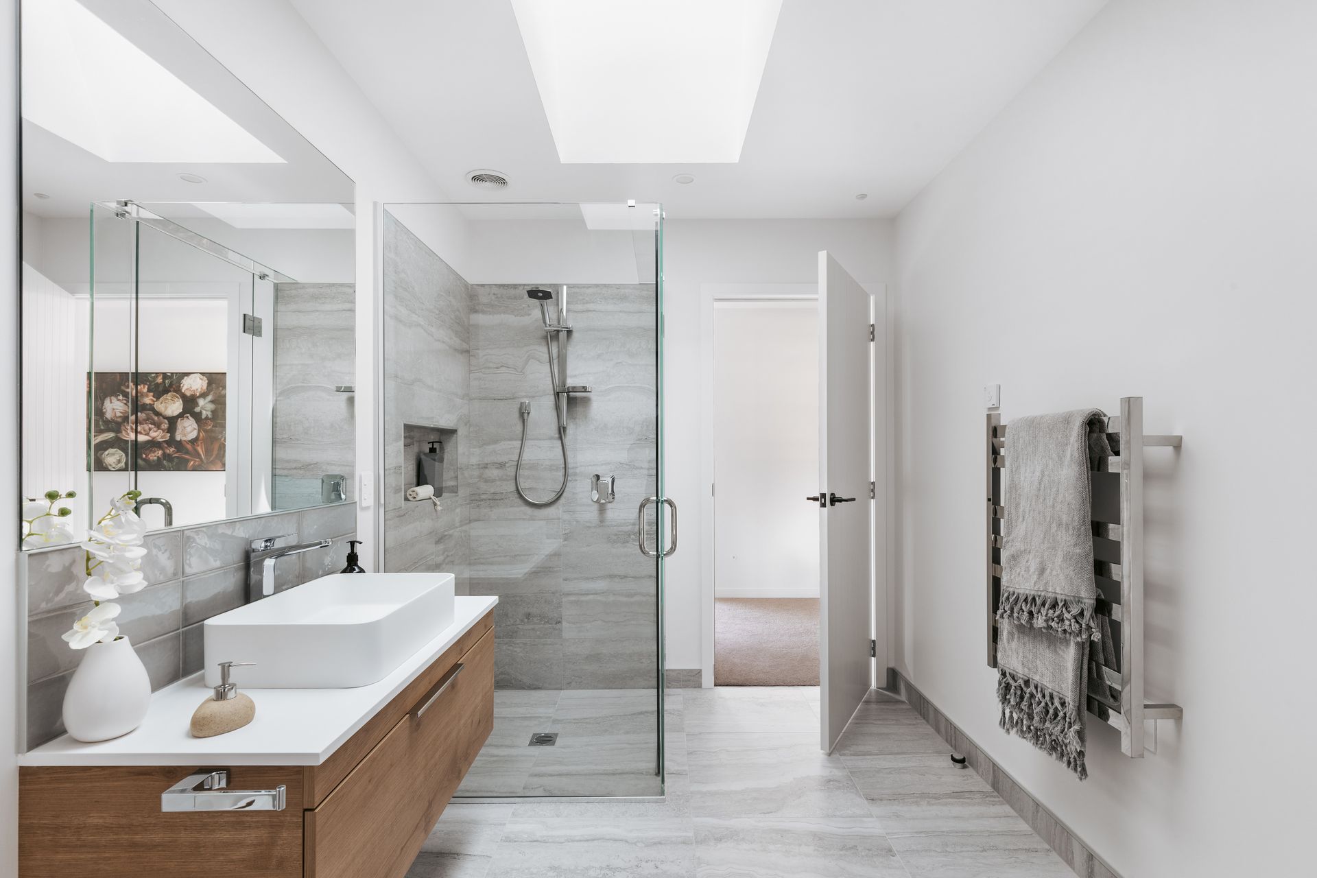 The interior material palette blends traditional and modern styles.