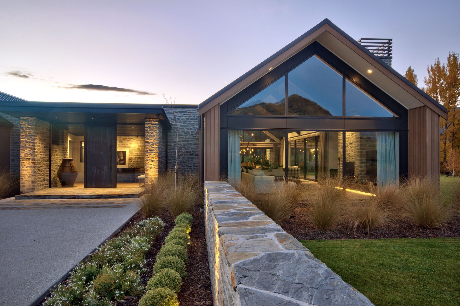 Blair uses traditional techniques and locally sourced schist stone to install cladding for houses, fireplaces, chimneys and landscaping walls across New Zealand.