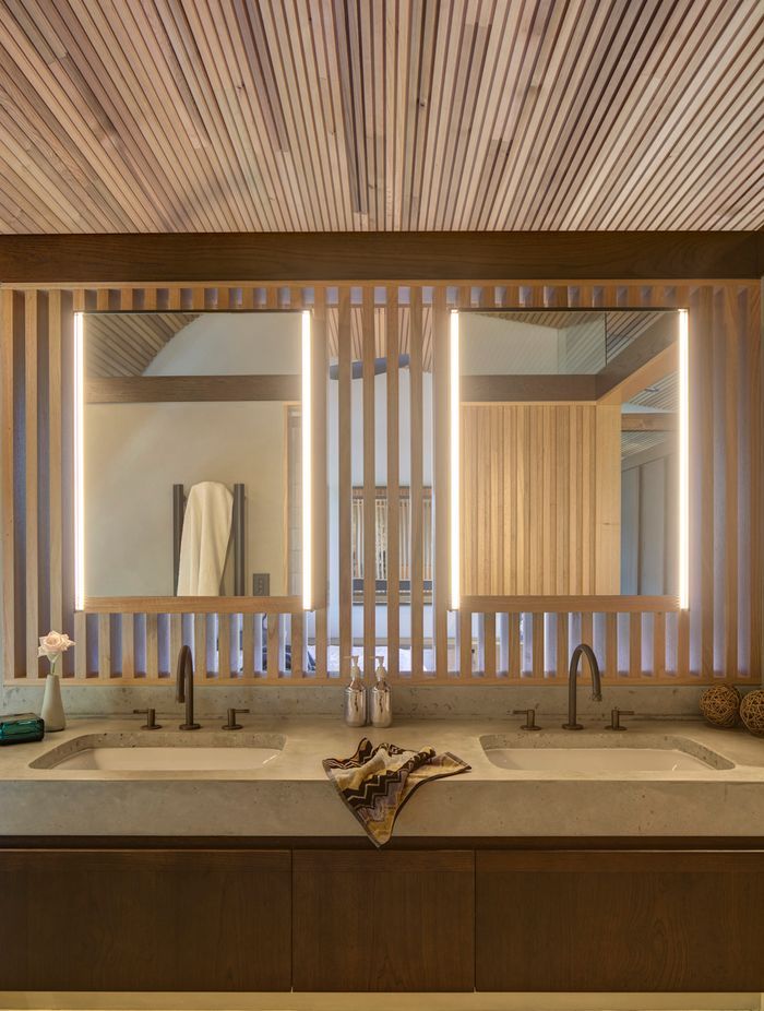 The face-level bathroom lighting mimics the timber battens.