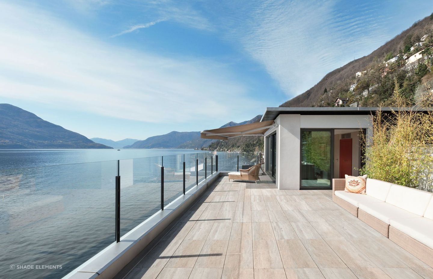 The stylish Ellipse Monobloc Awning has a width of up to 5 metres providing shade for a generous amount of space.