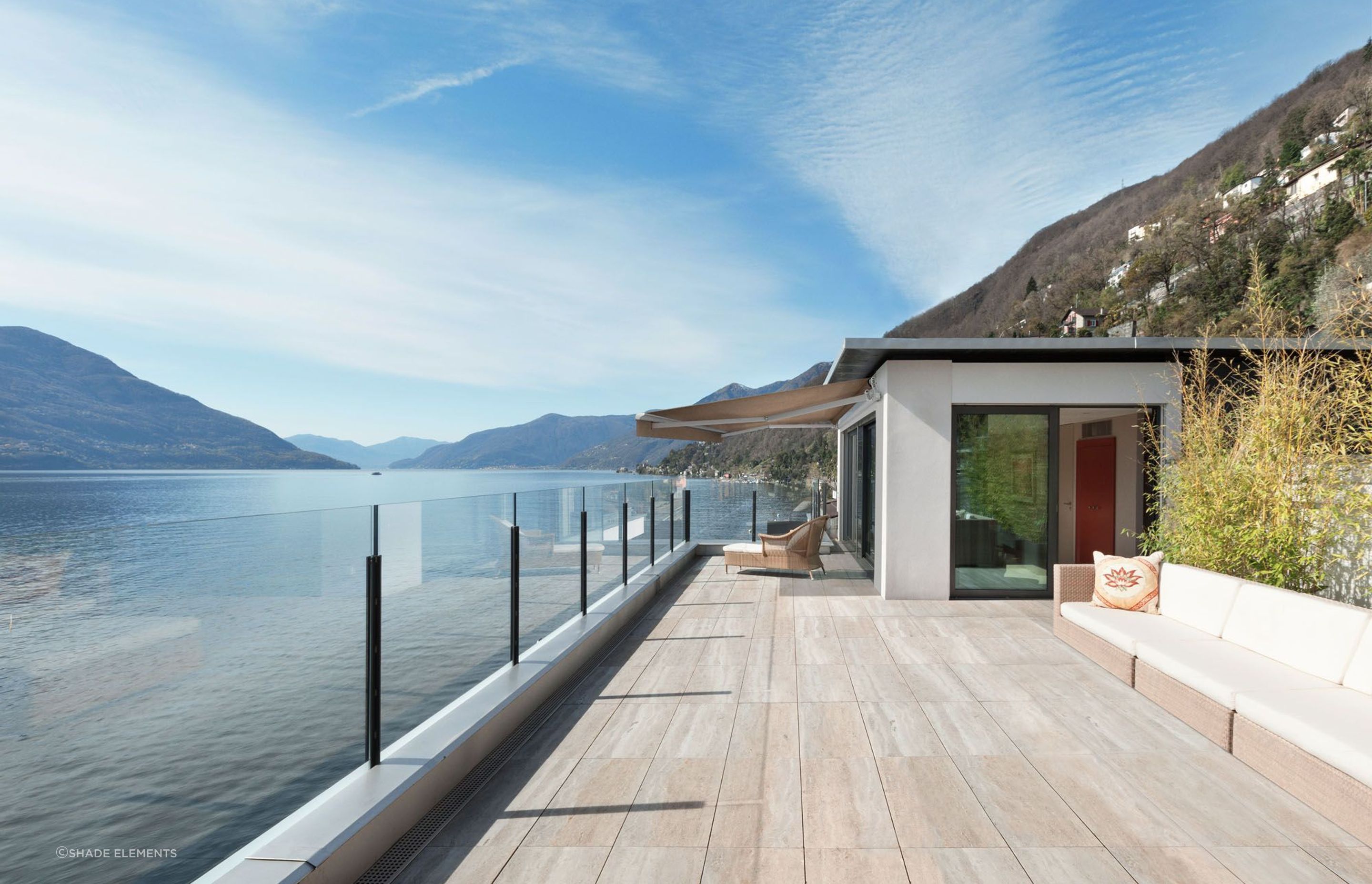 The stylish Ellipse Monobloc Awning has a width of up to 5 metres providing shade for a generous amount of space.