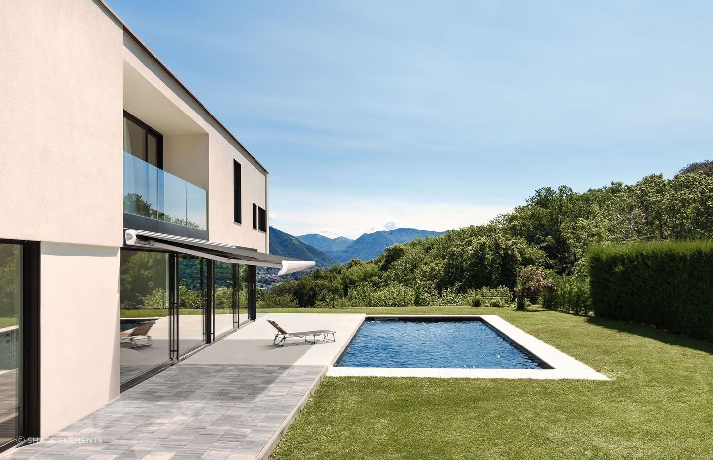 With maximum protection, modern design with minimal maintenance the Fetuna Cassette Awning is a product for those that simply insist on the best.