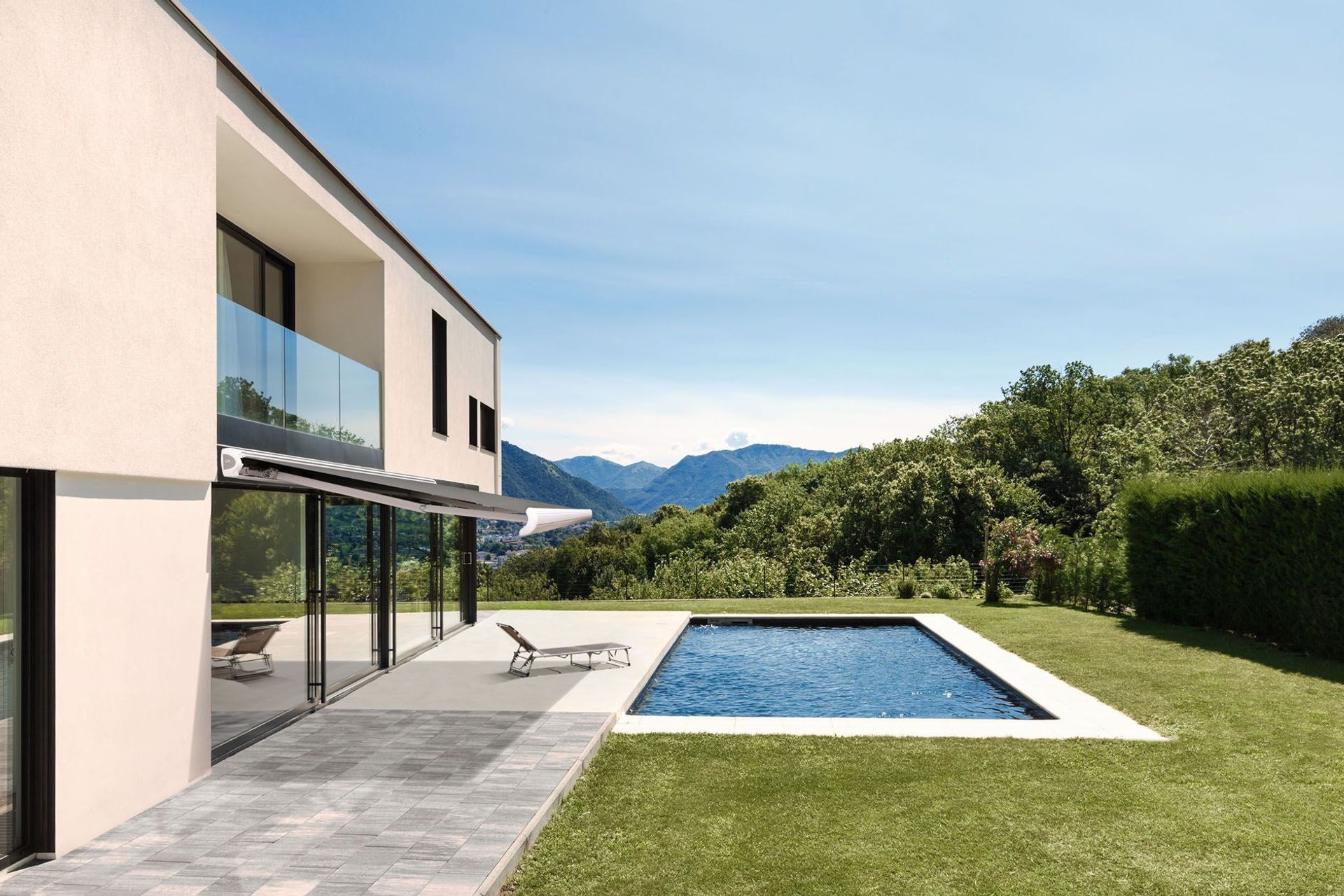 With maximum protection, modern design with minimal maintenance the Fetuna Cassette Awning is a product for those that simply insist on the best.