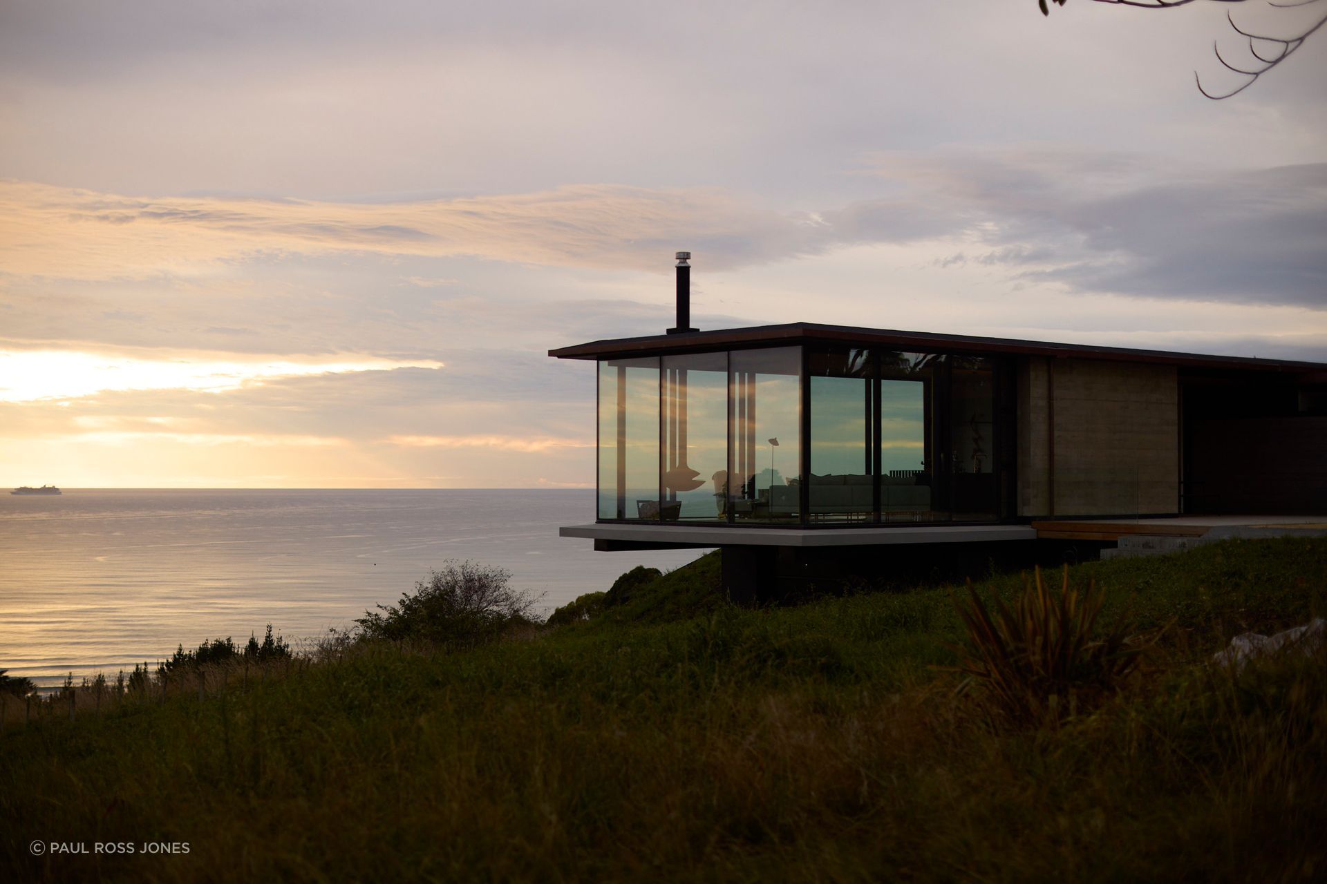 Set slightly below the ridgeline above Ocean Beach, Tākapu responds to view and wind in equal measure, its cantilevered living space extending toward the coast while remaining anchored to the land.
