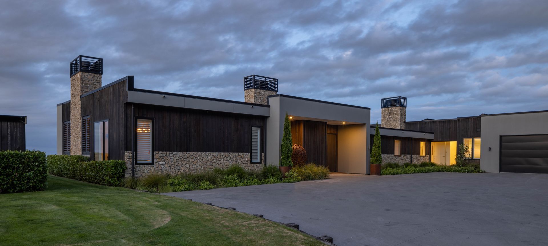 The Te Mata Peak project sees an award-winning design, constructed with vertical shiplap cedar and Celcrete cladding.