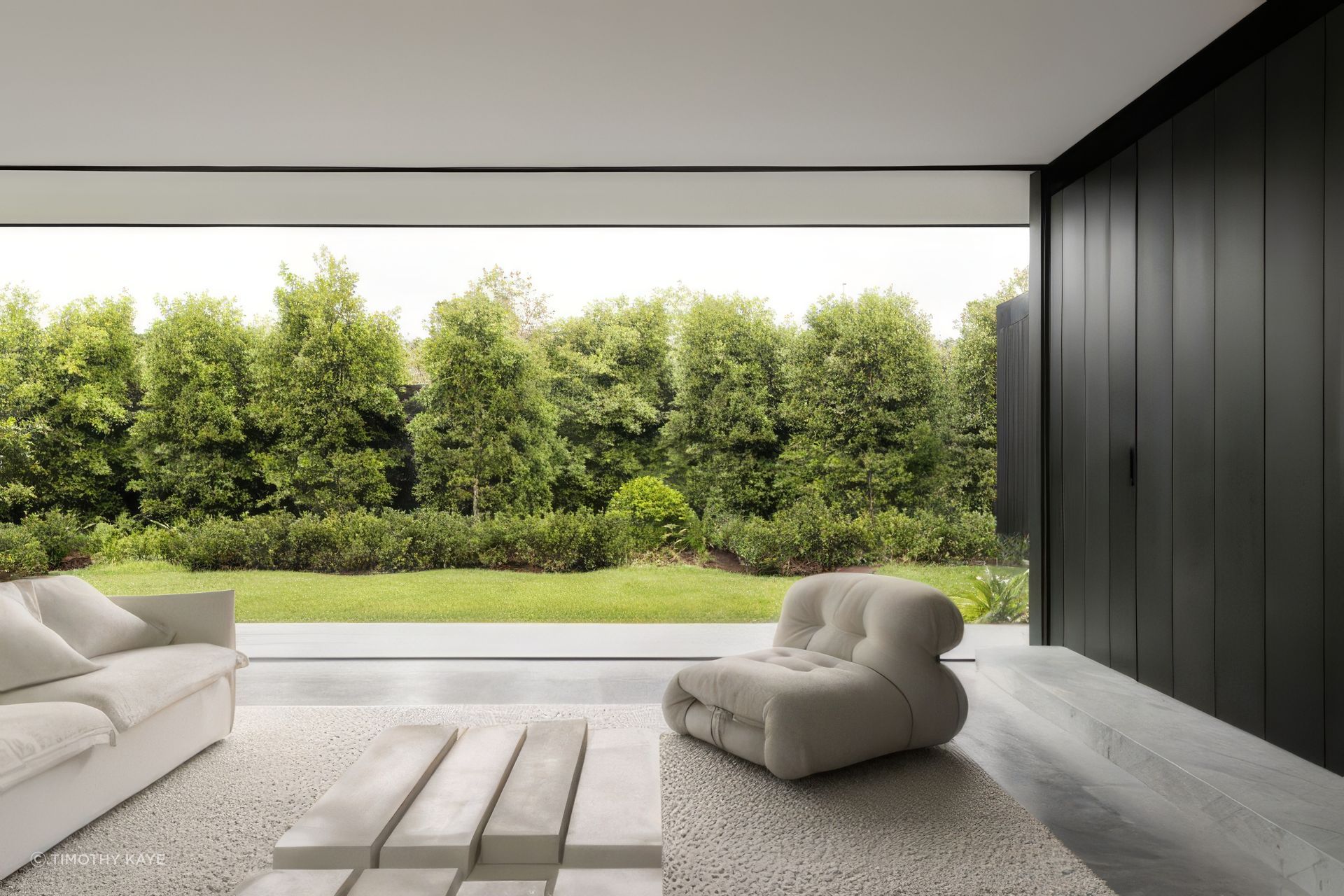 Detailed documentation allows for thresholds to all but vanish in Kaye's Williamstown Residence