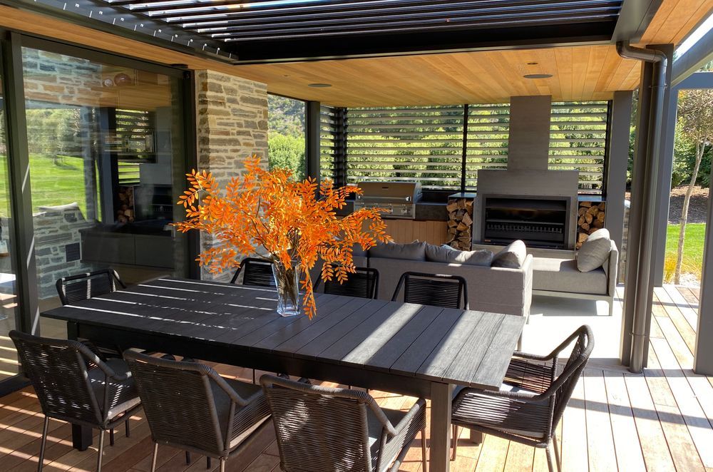 The motorised Locarno RL200 louvres create a sheltered outdoor space.