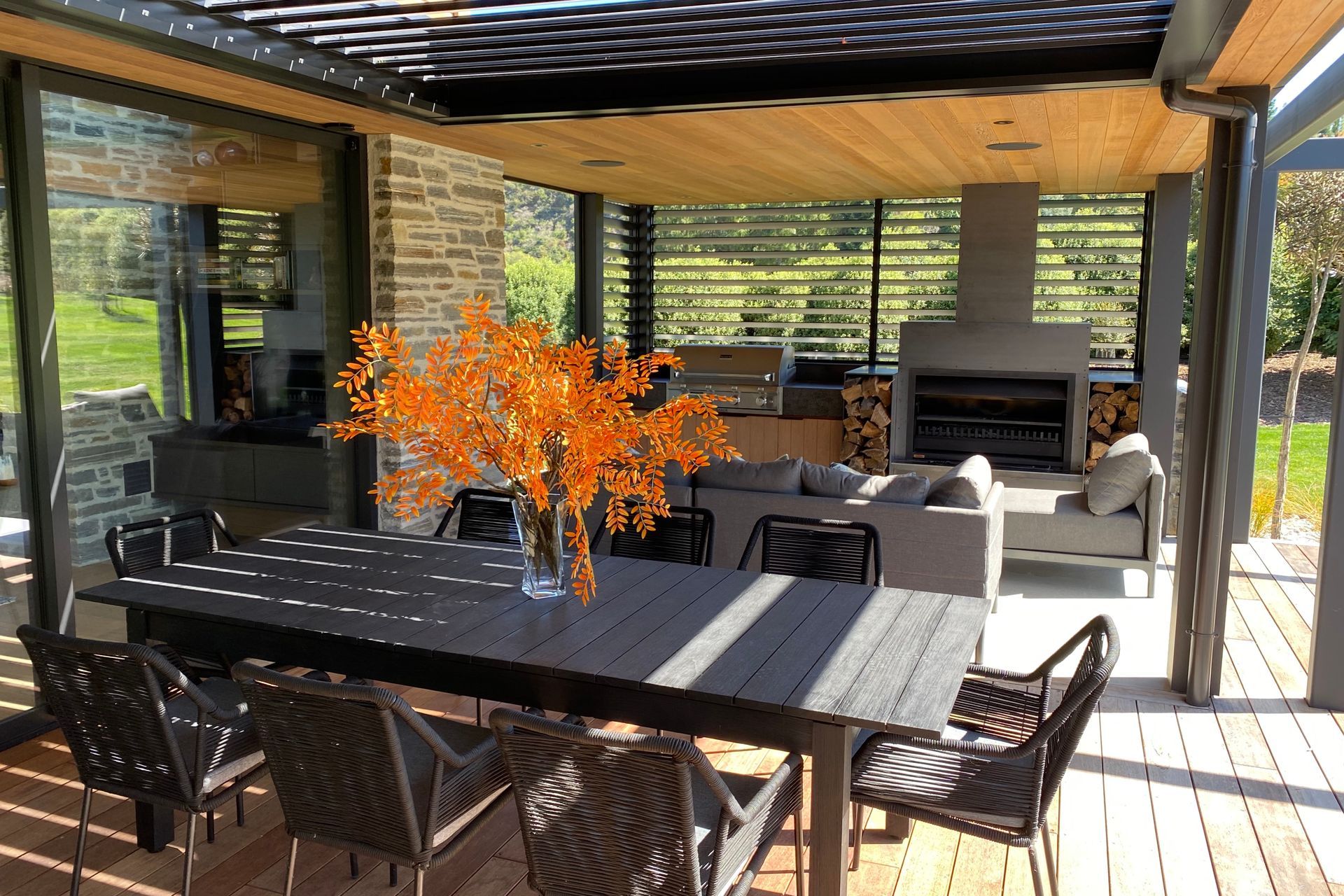 The motorised Locarno RL200 louvres create a sheltered outdoor space.