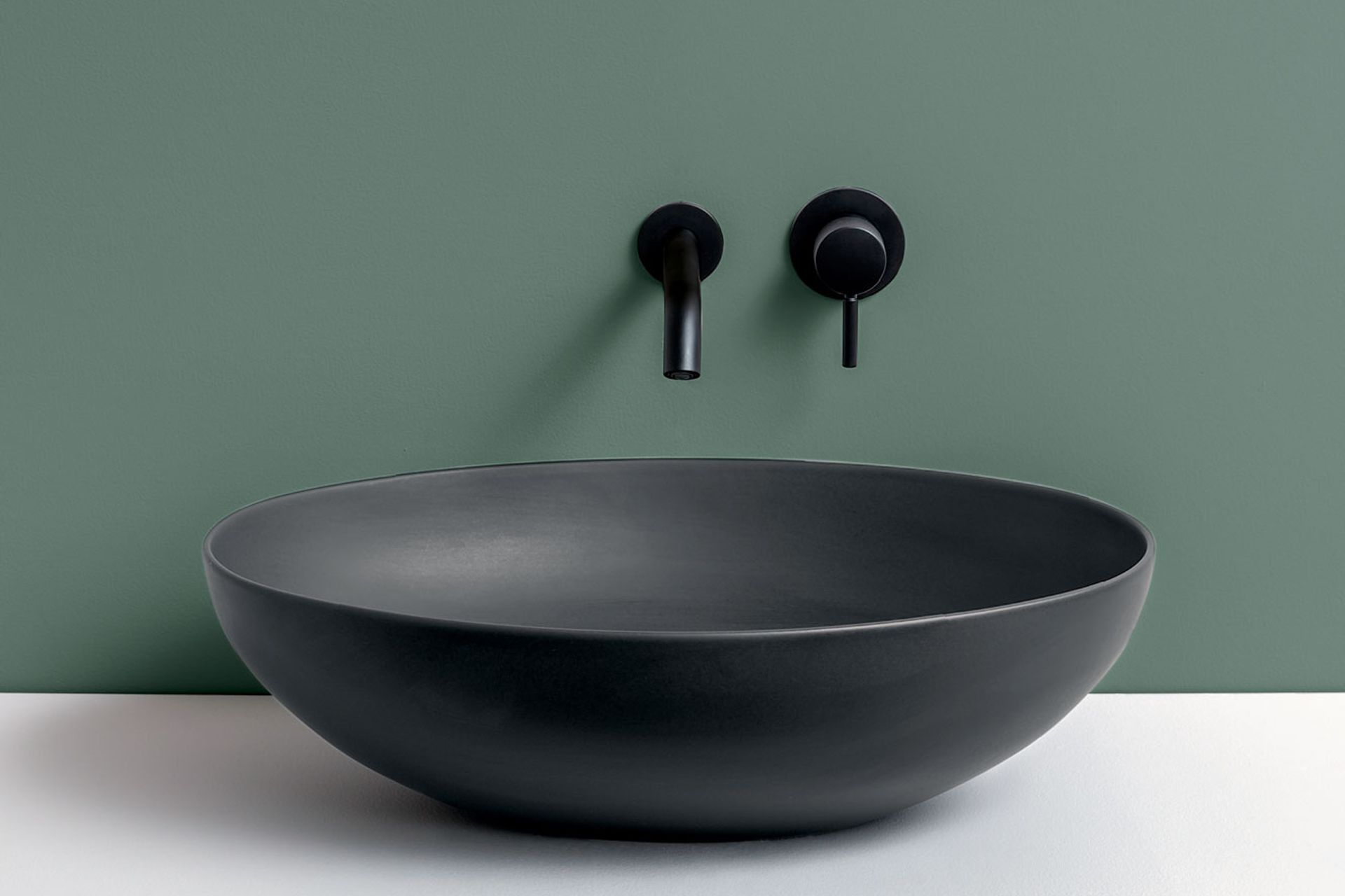 The deep and spacious bowl of the Le Bacinelle Basin by cielo is a joy to use.