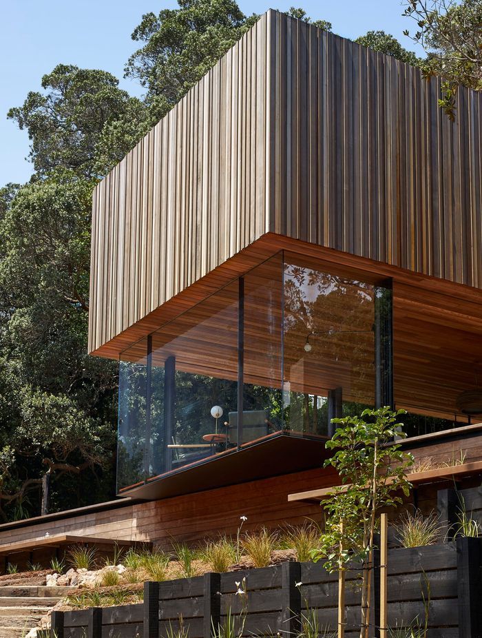 Glass installation for Mawhitipana House