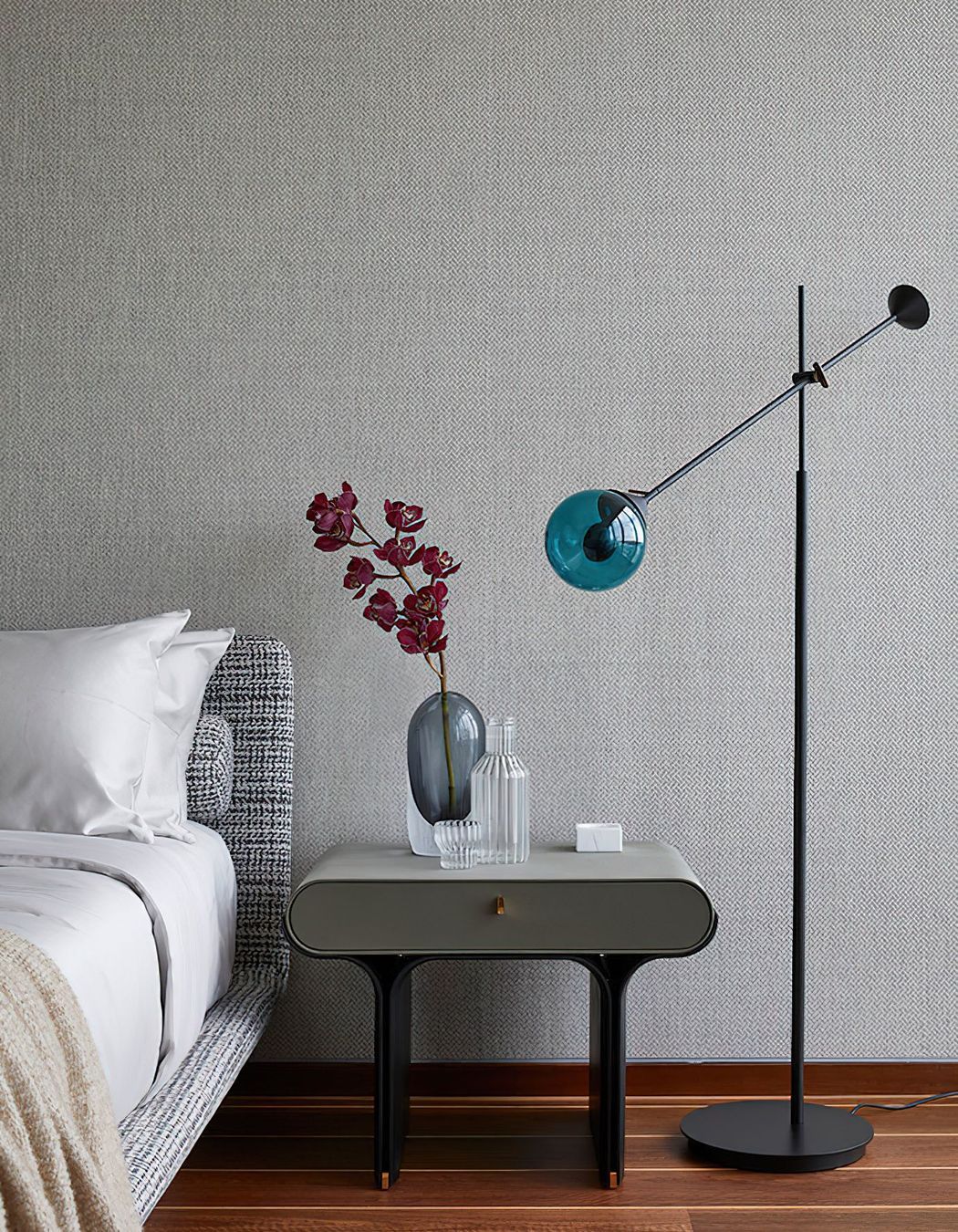 Stami bedside table designed by Studiopepe for Galloti & Radice with the blue Kandama floor lamp designed by Massimo Zazzeron for Giorgetti. Photo © Martin Mischkulnig