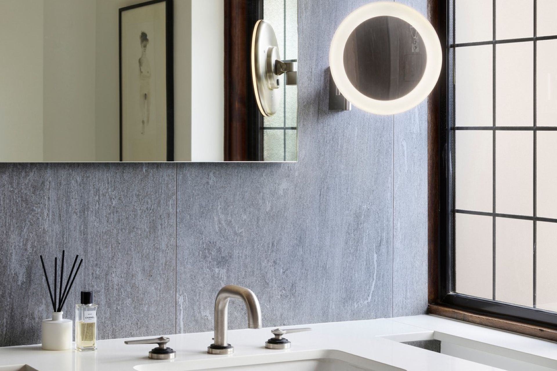 The Niimi Round LED Mirror Light looks great and provides the clarity and focus you need for all your grooming tasks.
