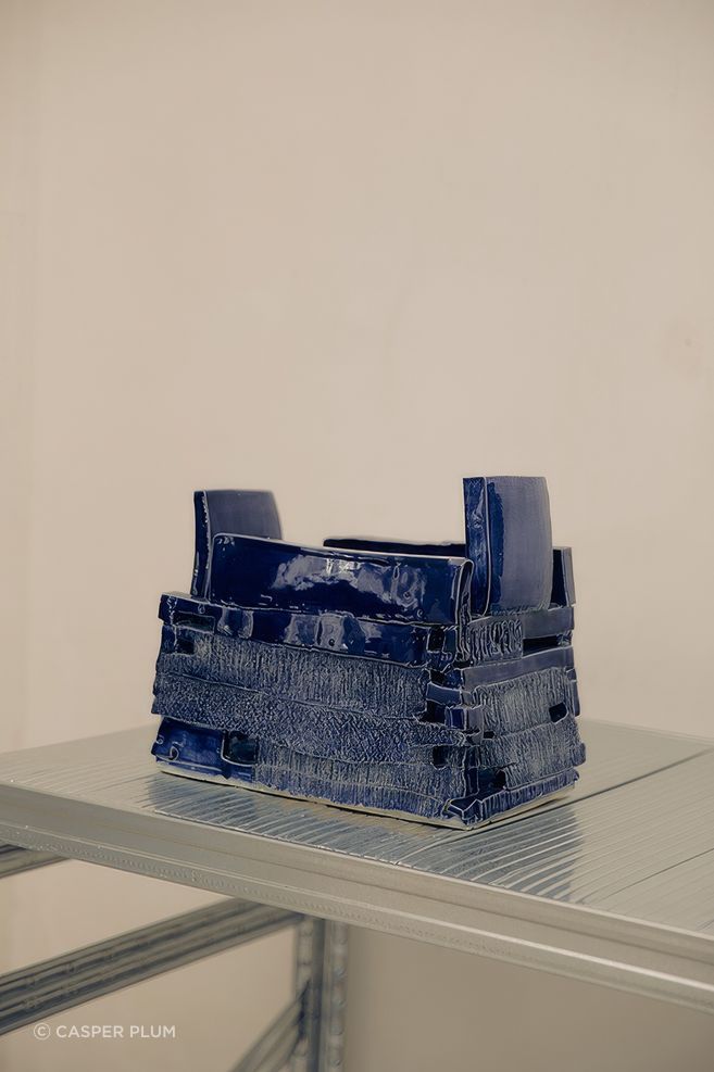 Compact yet monolithic, the pieces evoke rooms, thresholds and fragments of imagined structures, reducing architecture to its most elemental gestures.
