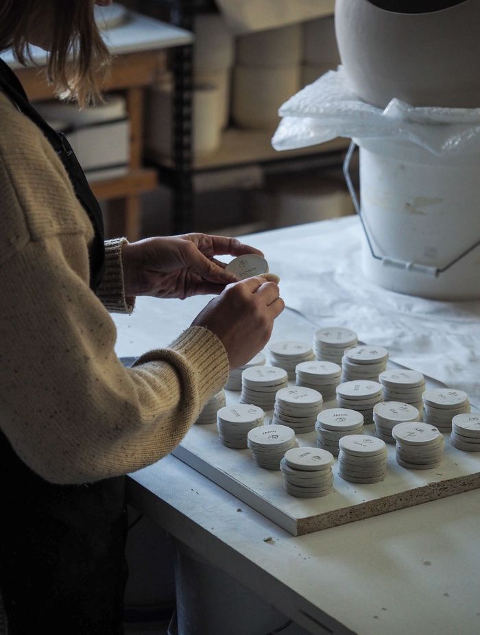 Studio Enti is the design practice of Naomi Taplin, producing handmade ceramic tableware, lighting and home decor in Sydney, Australia.