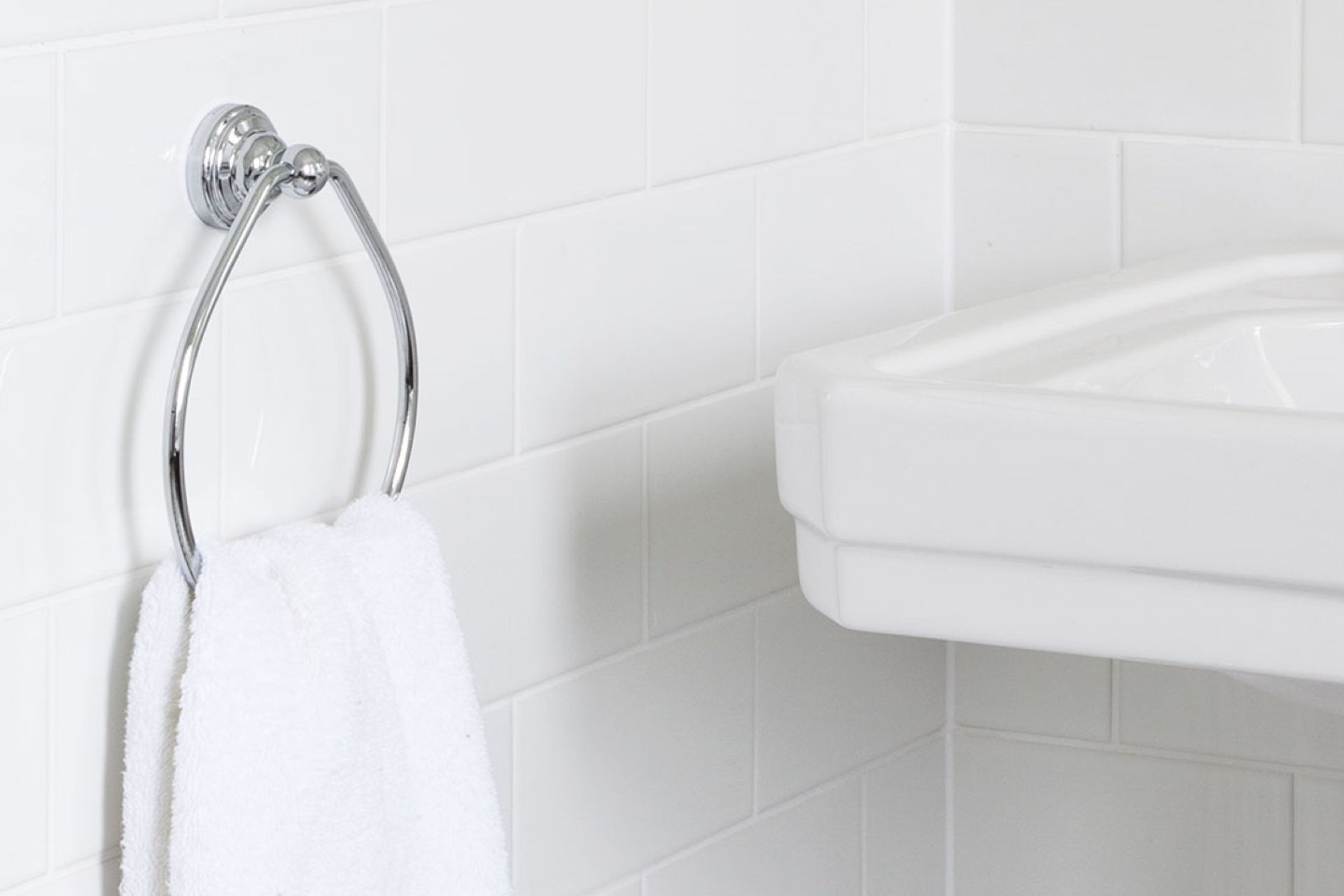 Pure elegance and simplicity with the Perrin &amp; Rowe Traditional Towel Ring
